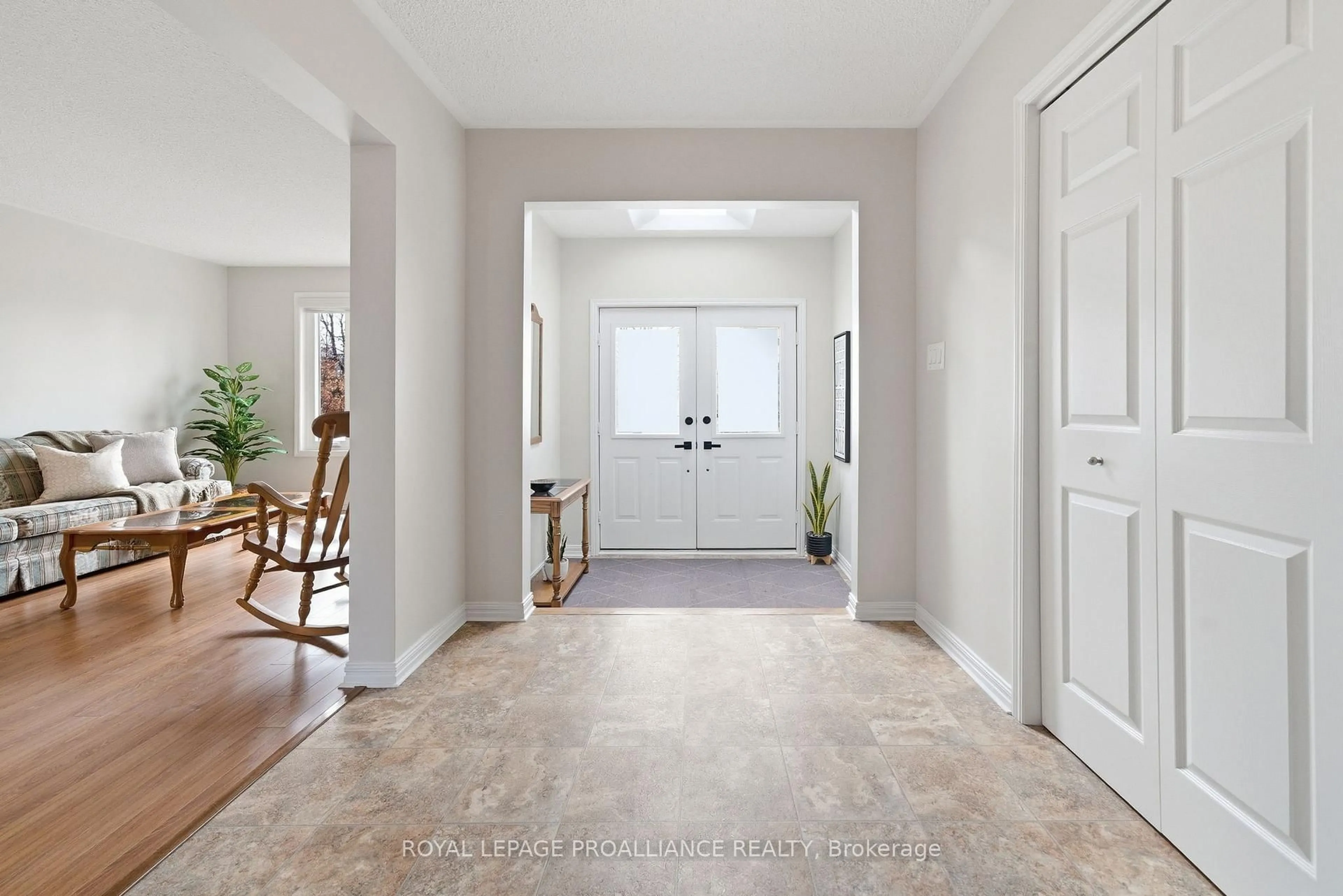 Indoor entryway for 6 Thompson Crt, Belleville Ontario K8P 5C3