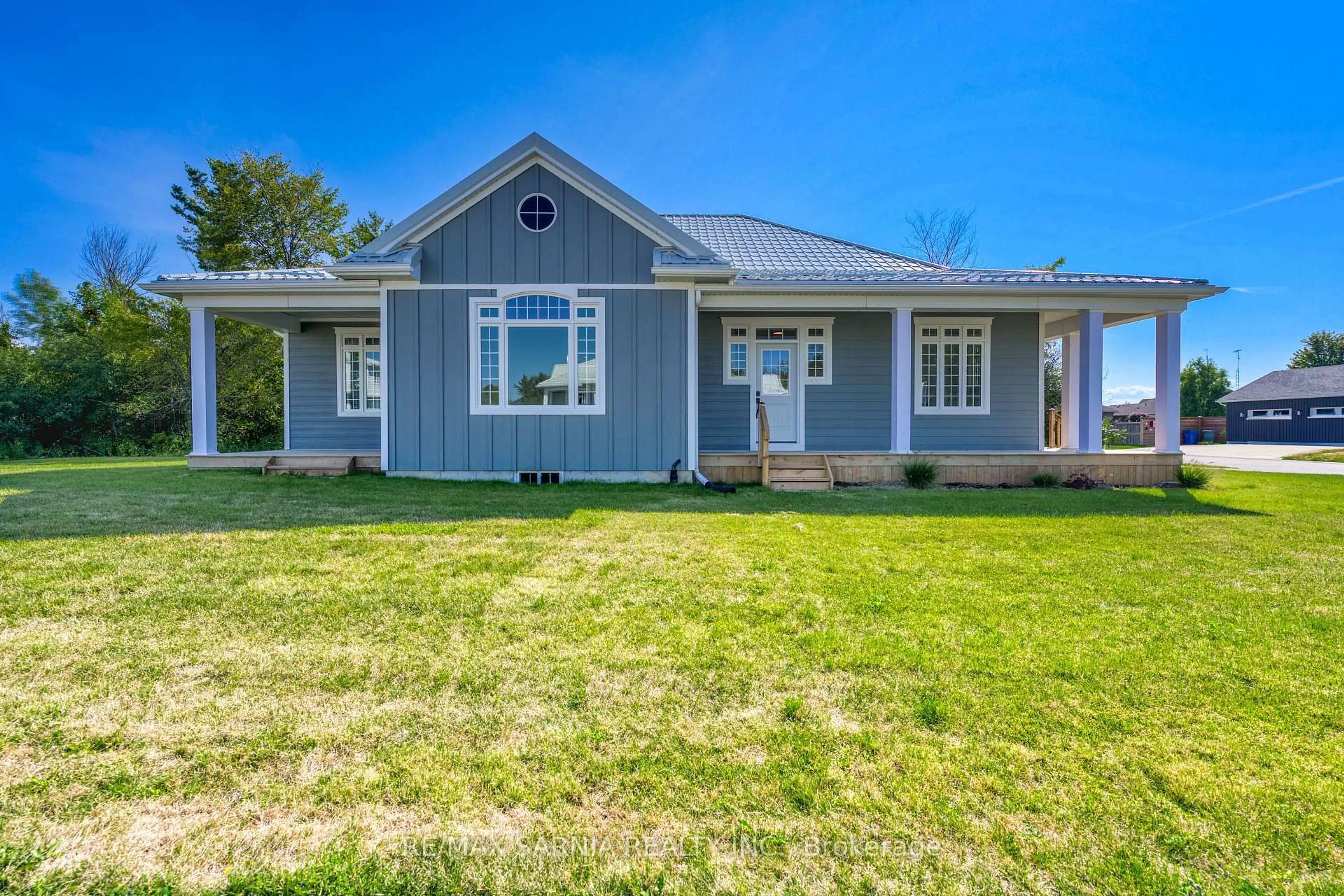 Home with vinyl exterior material, building for 7596 THOMAS St, Plympton-Wyoming Ontario N0N 1J0