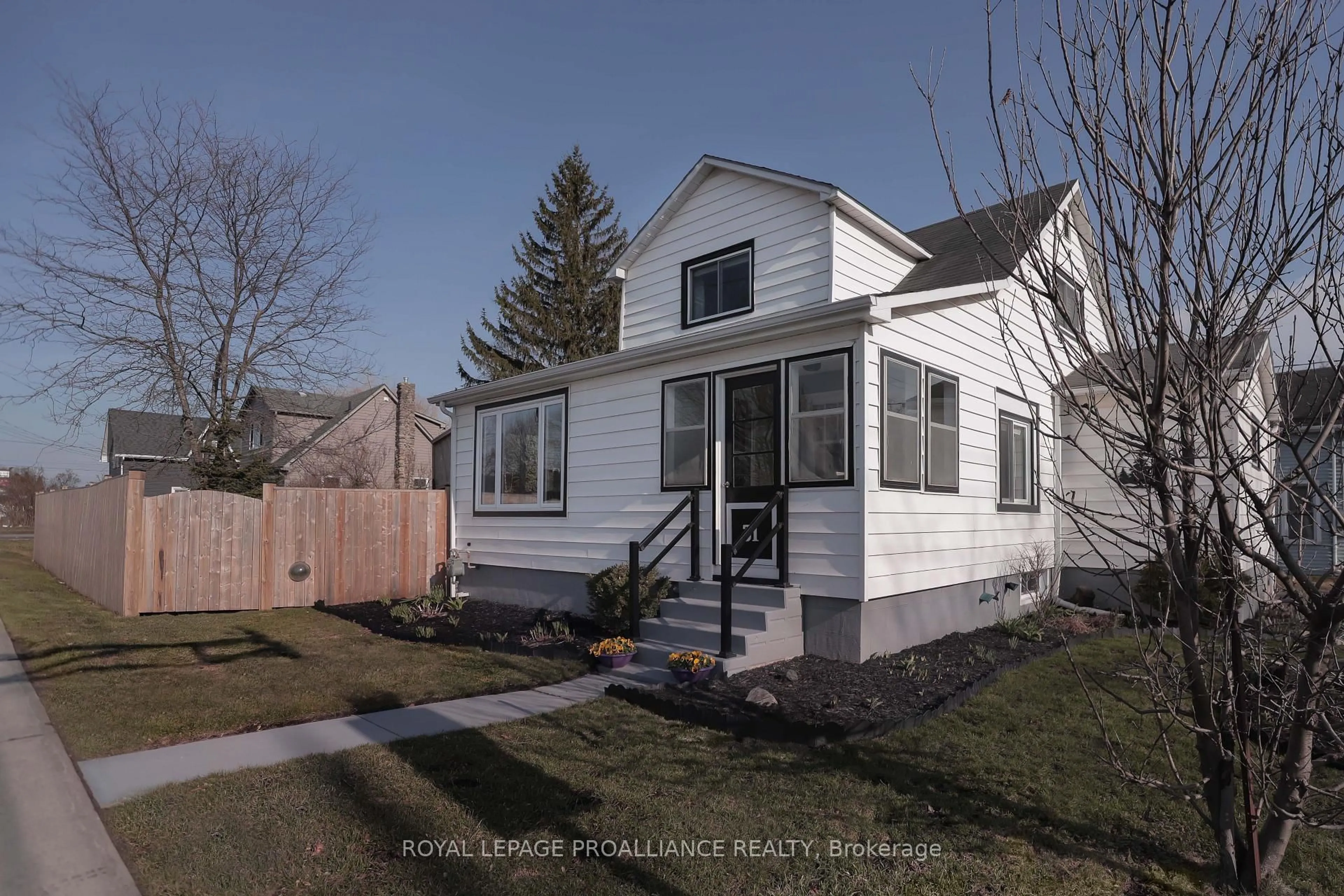 Home with vinyl exterior material, street for 31 Elizabeth St, Brighton Ontario K0K 1H0