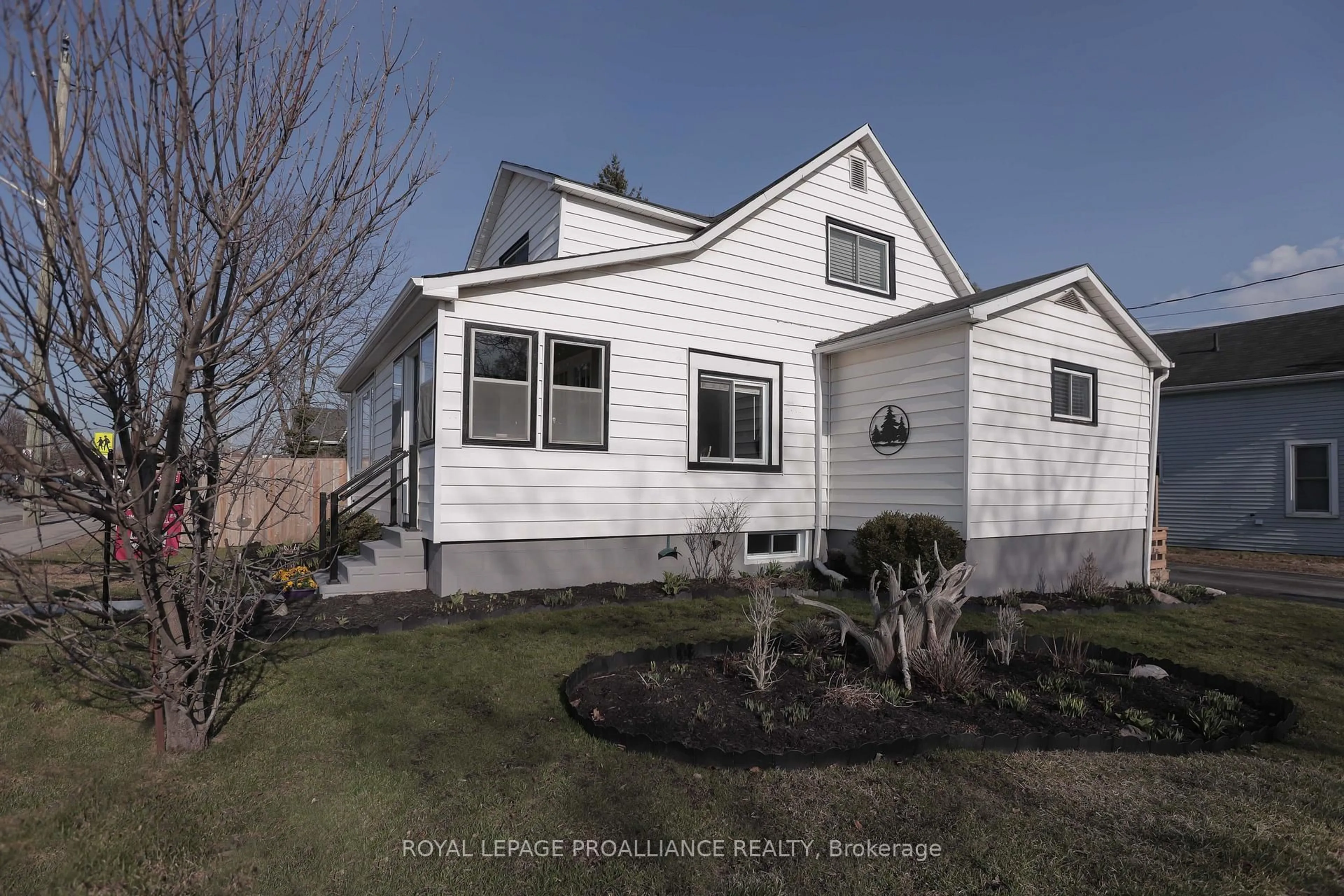 Home with vinyl exterior material, street for 31 Elizabeth St, Brighton Ontario K0K 1H0