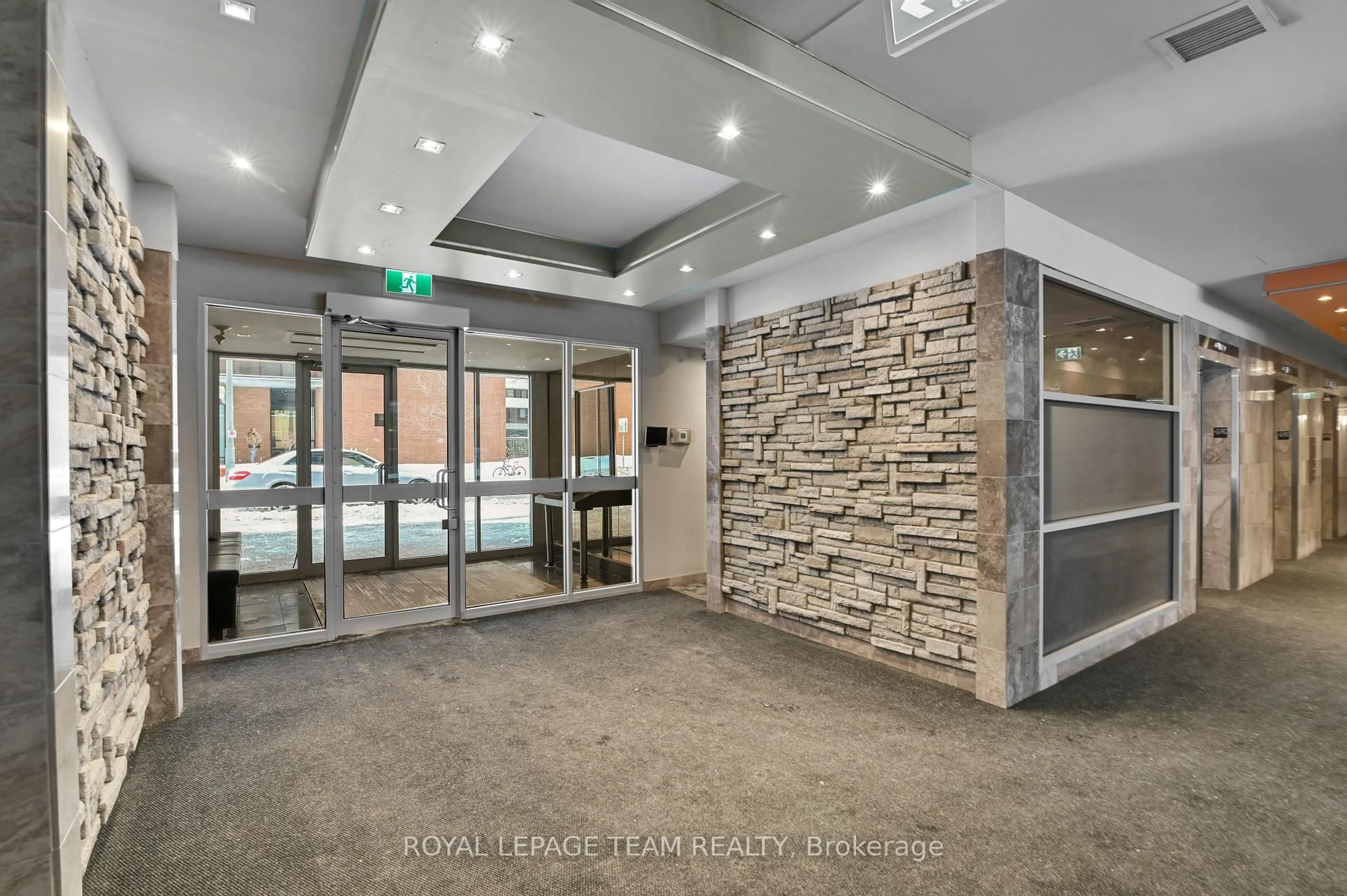 Indoor foyer for 470 Laurier Ave #1407, Ottawa Ontario K1R 7W9