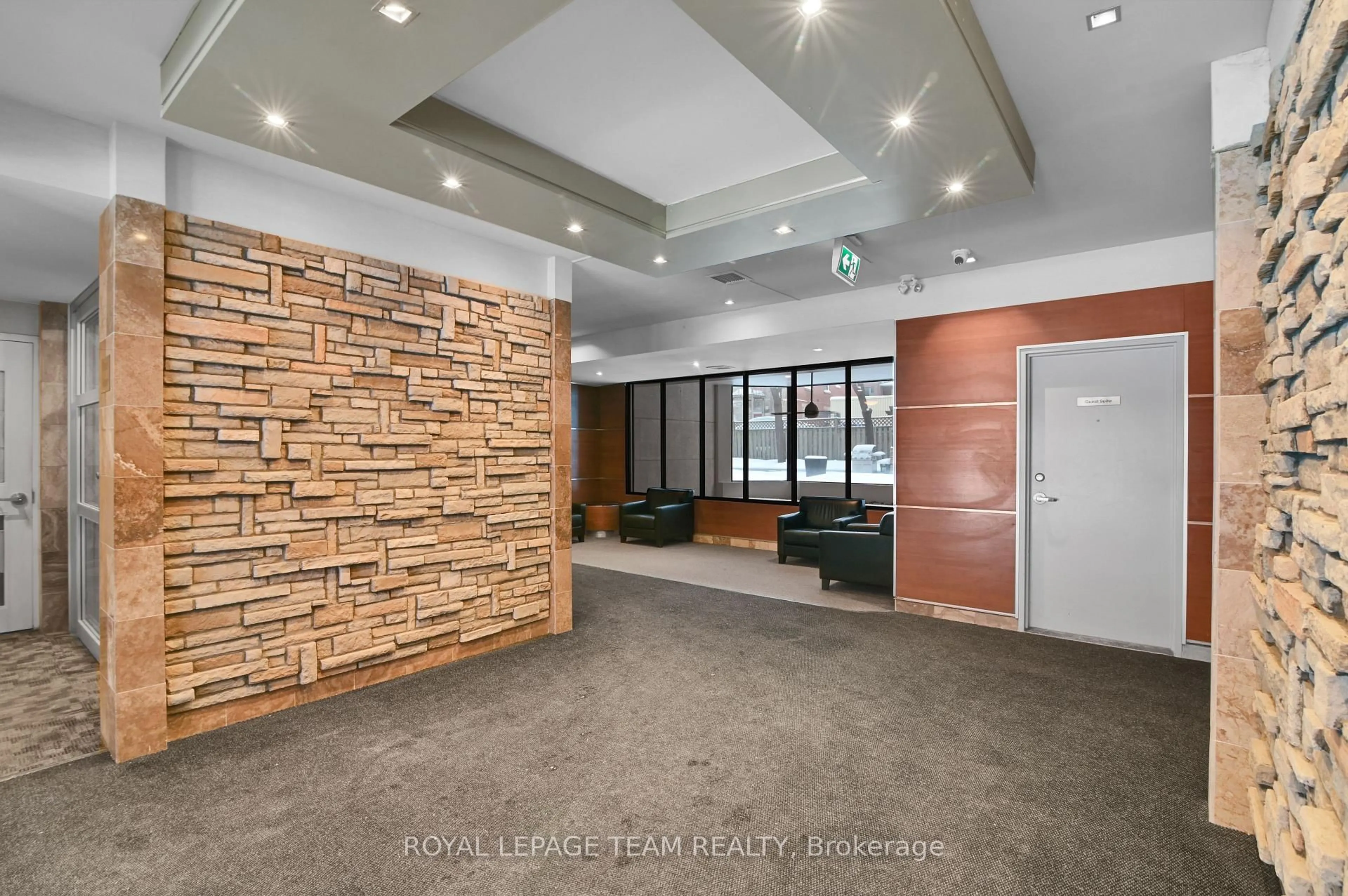 Indoor foyer for 470 Laurier Ave #1407, Ottawa Ontario K1R 7W9