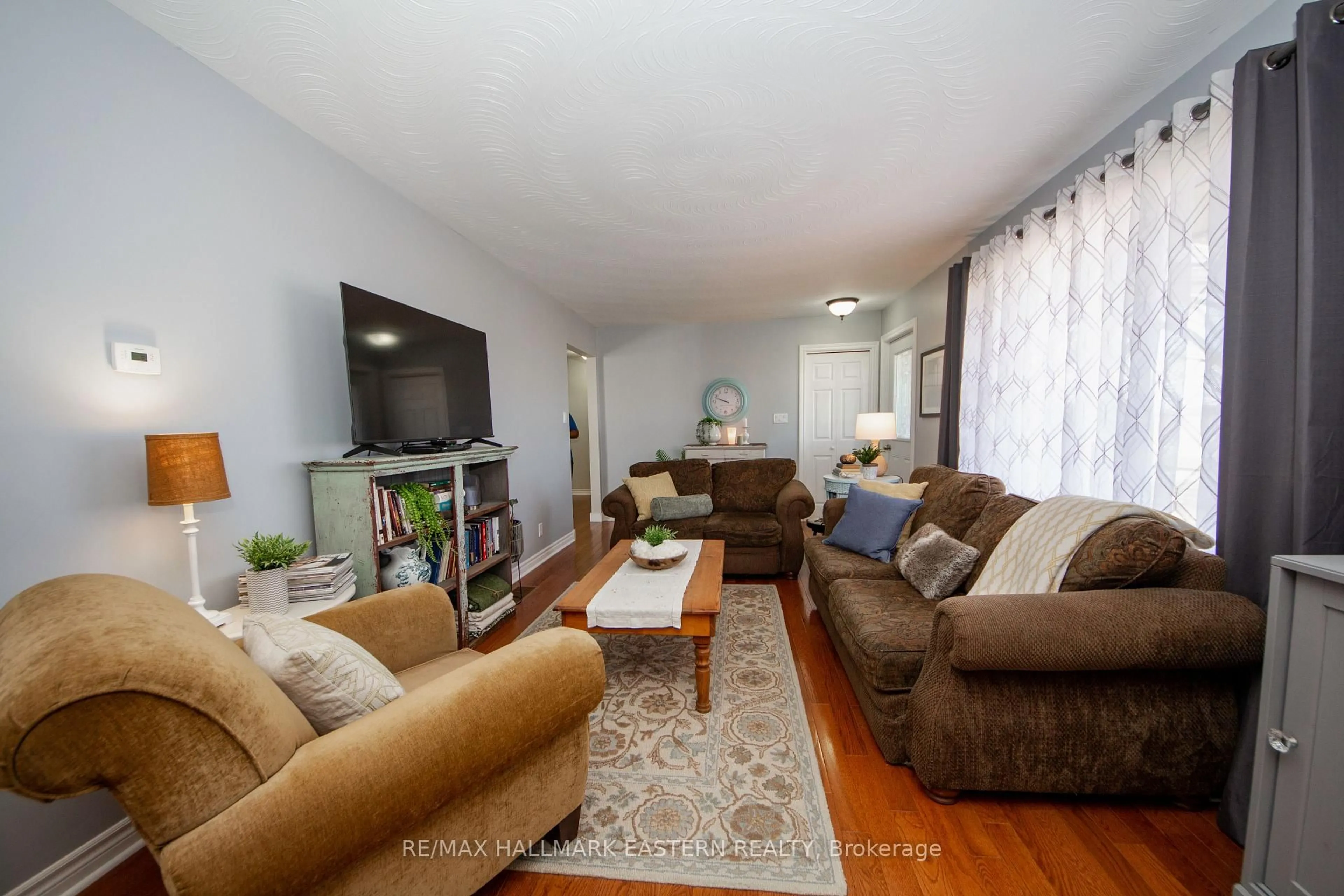 Living room with furniture, wood/laminate floor for 523 Mcmaster Rd, Quinte West Ontario K8V 0N5