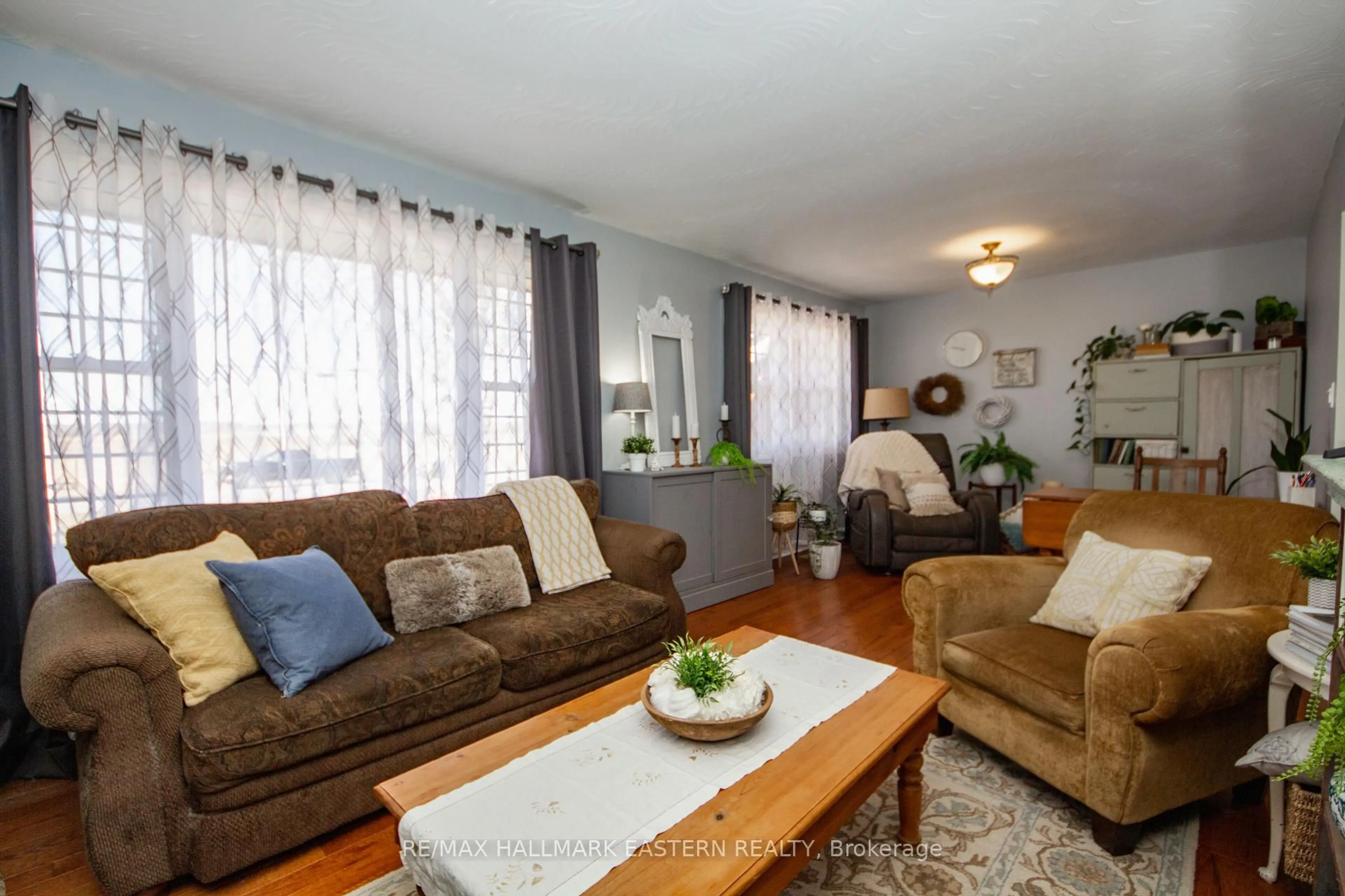 Living room with furniture, wood/laminate floor for 523 Mcmaster Rd, Quinte West Ontario K8V 0N5