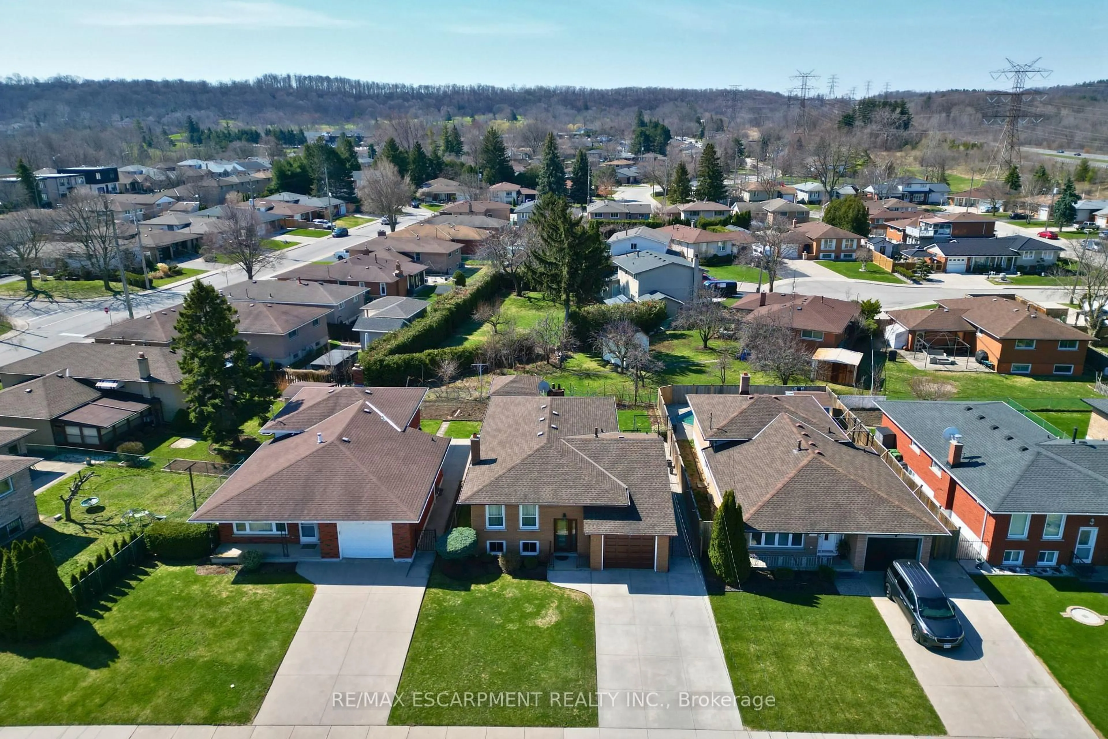 A pic from outside/outdoor area/front of a property/back of a property/a pic from drone, street for 11 Forest Hill Cres, Hamilton Ontario L8K 5V2