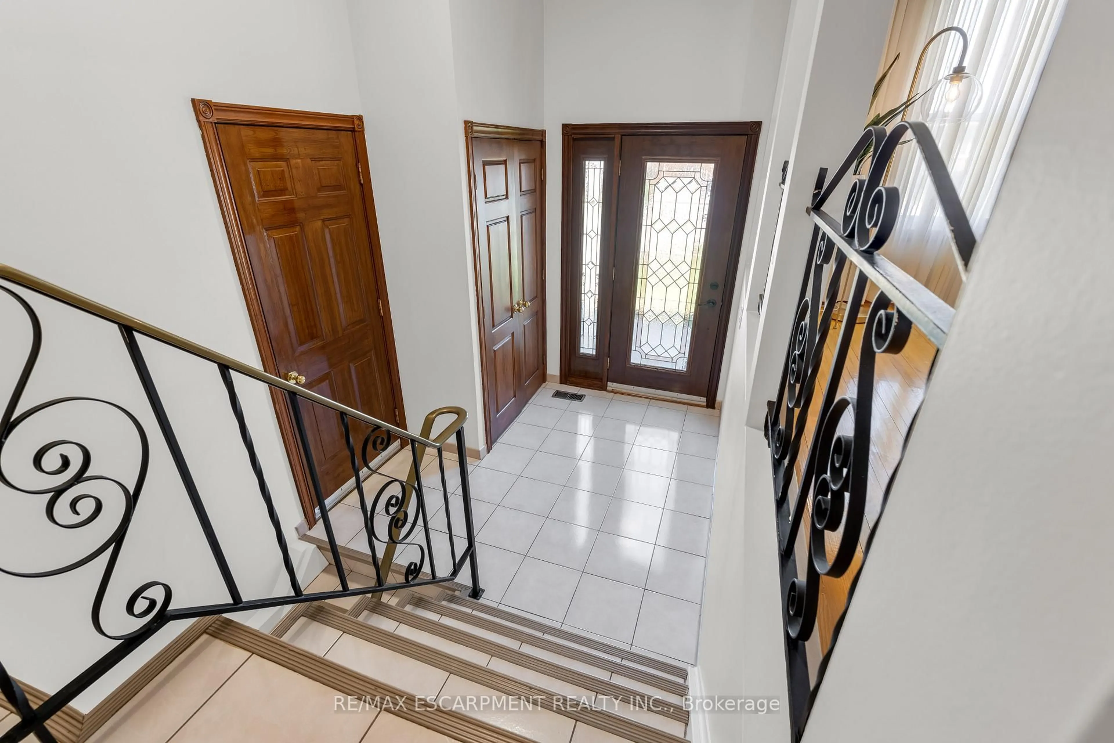 Indoor foyer for 11 Forest Hill Cres, Hamilton Ontario L8K 5V2