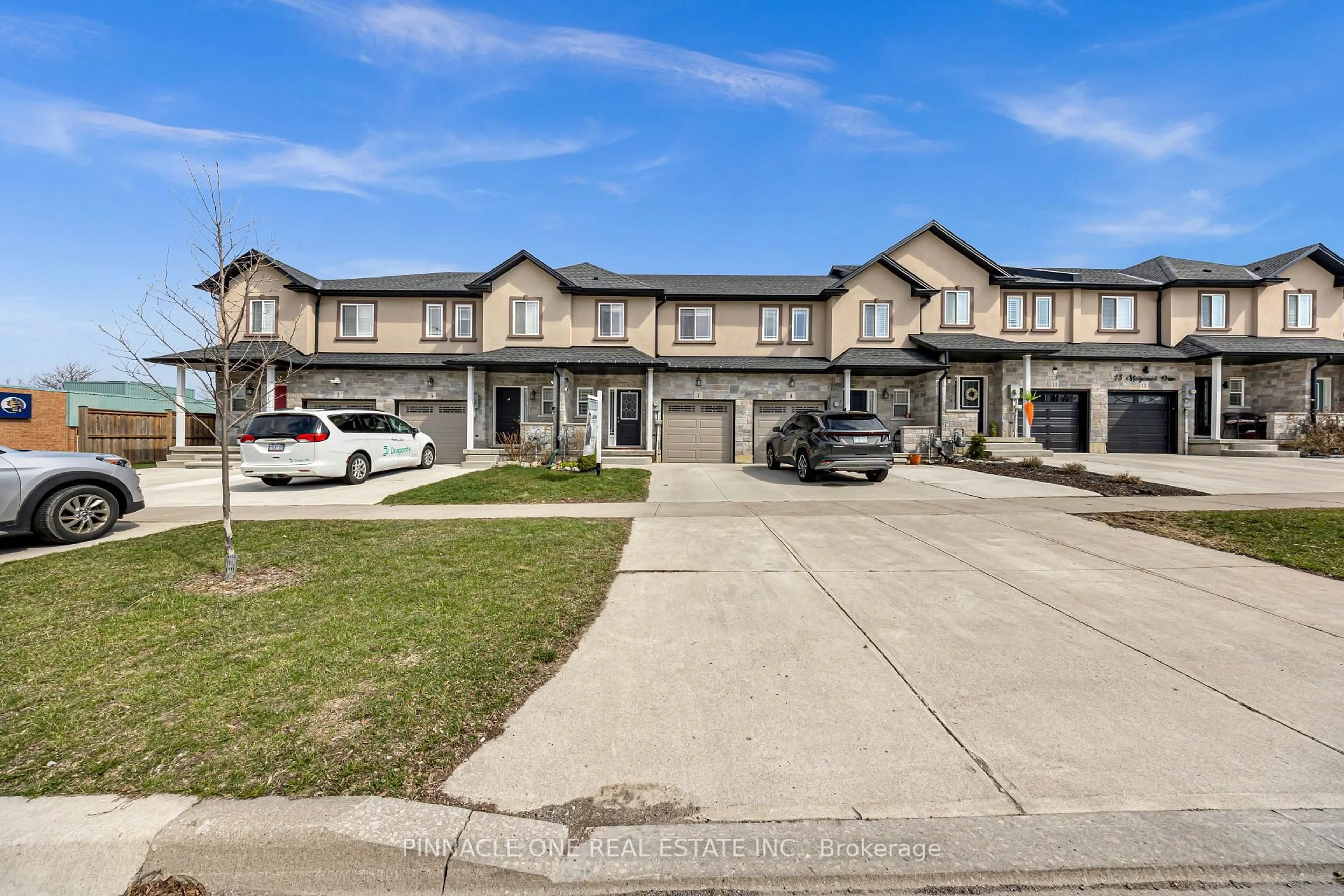 A pic from outside/outdoor area/front of a property/back of a property/a pic from drone, street for 7 Mistywood Dr, Hamilton Ontario L8J 2N6