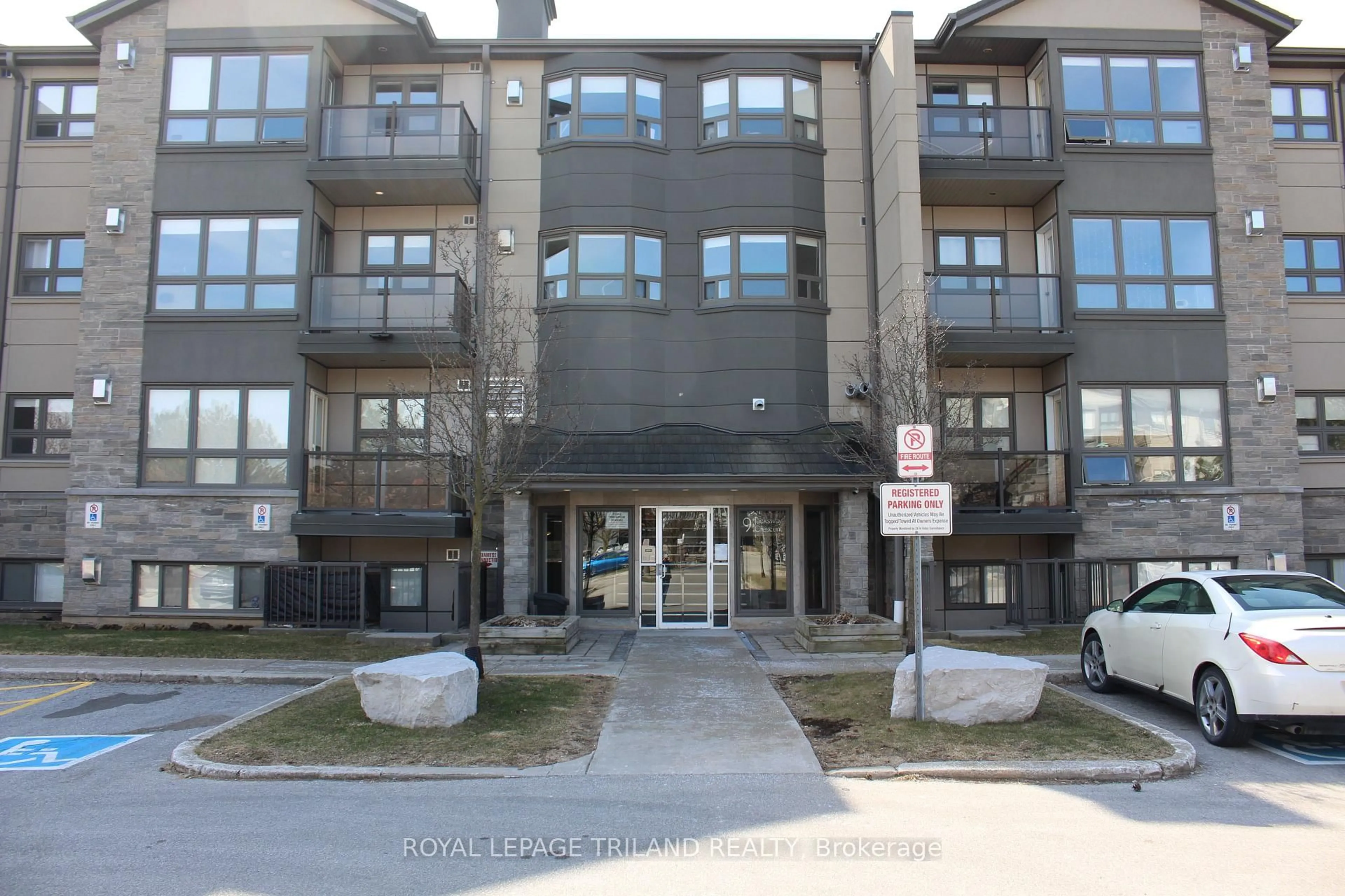 Indoor foyer for 9 Jacksway Cres #218, London North Ontario N5X 3T7