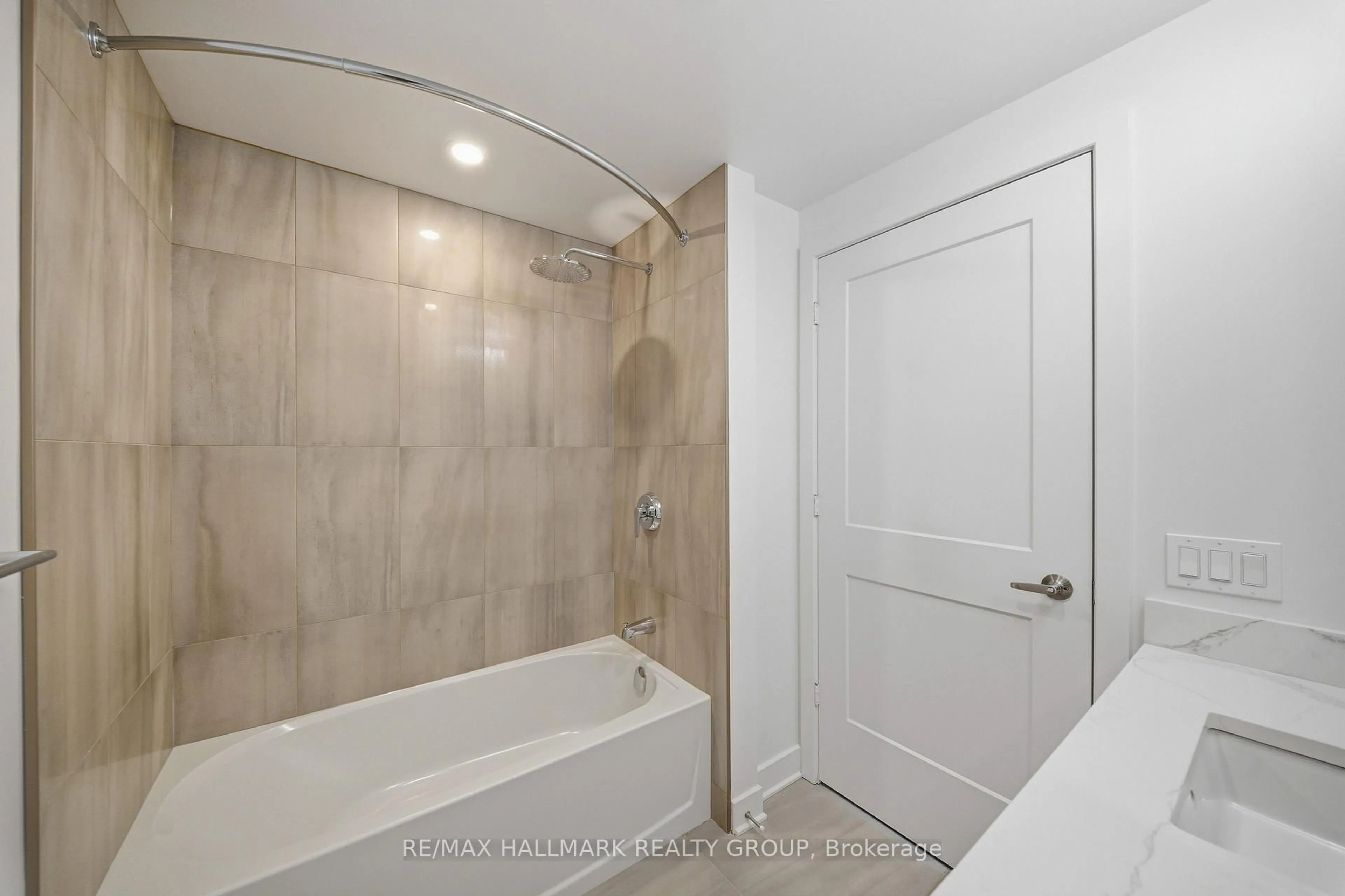 Standard bathroom, ceramic/tile floor for 180 George St #2406, Ottawa Ontario K1N 0G8