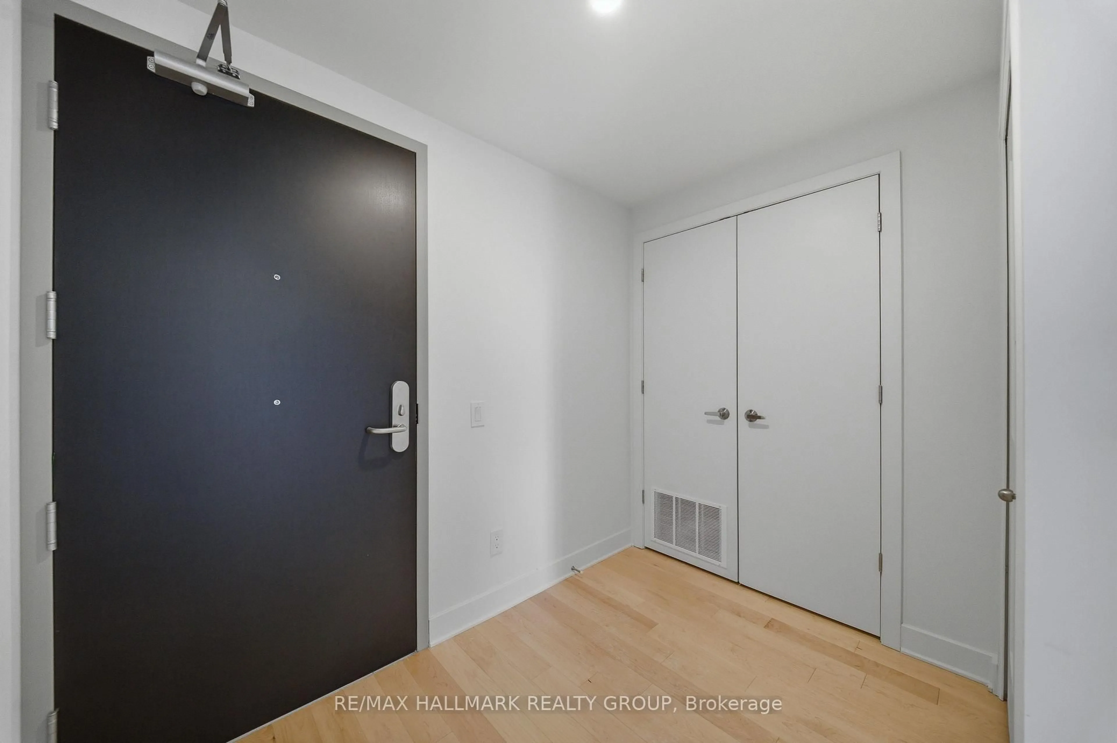 Indoor entryway for 180 George St #606, Ottawa Ontario K1N 0G8