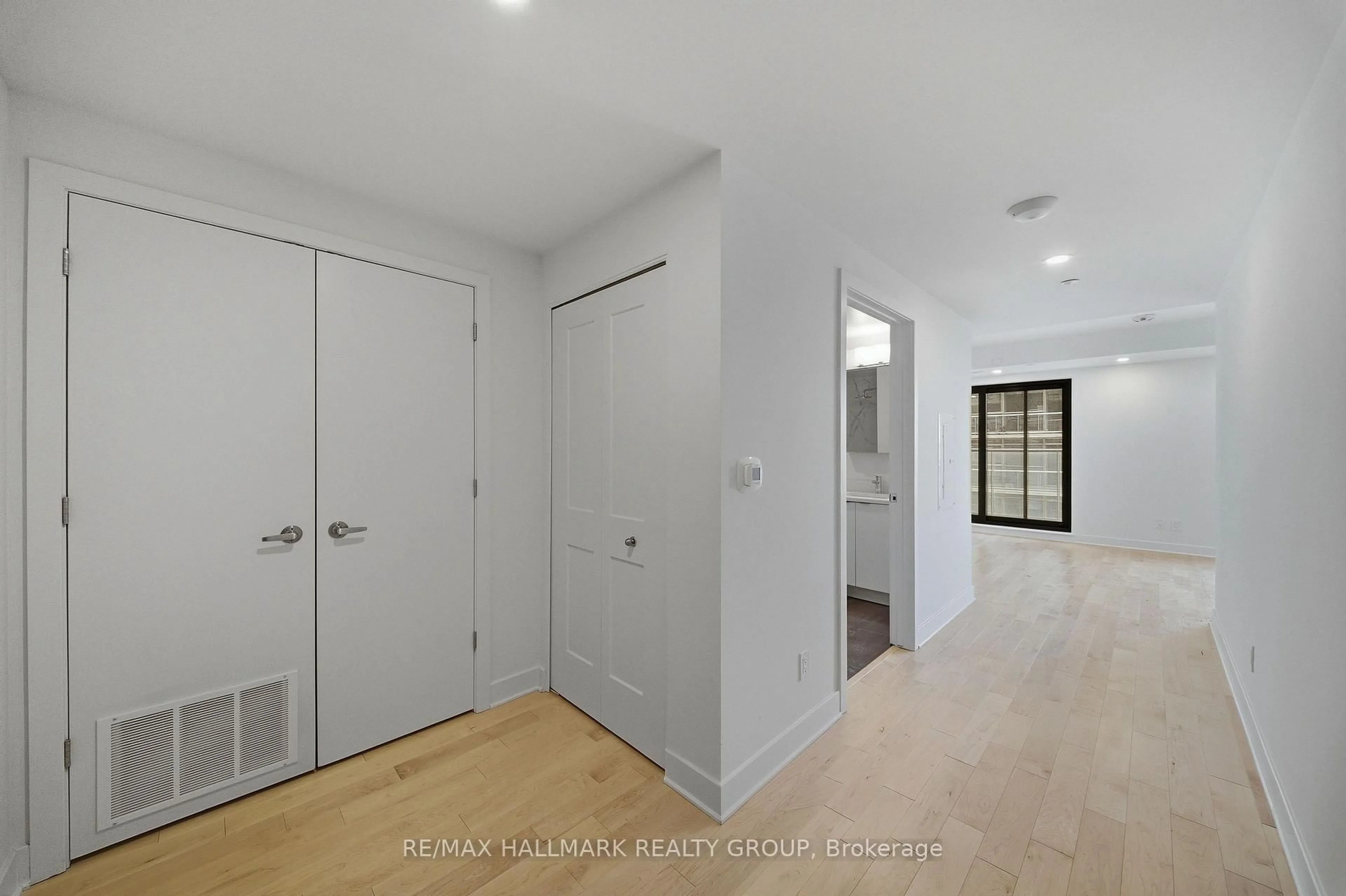 Indoor entryway for 180 George St #606, Ottawa Ontario K1N 0G8