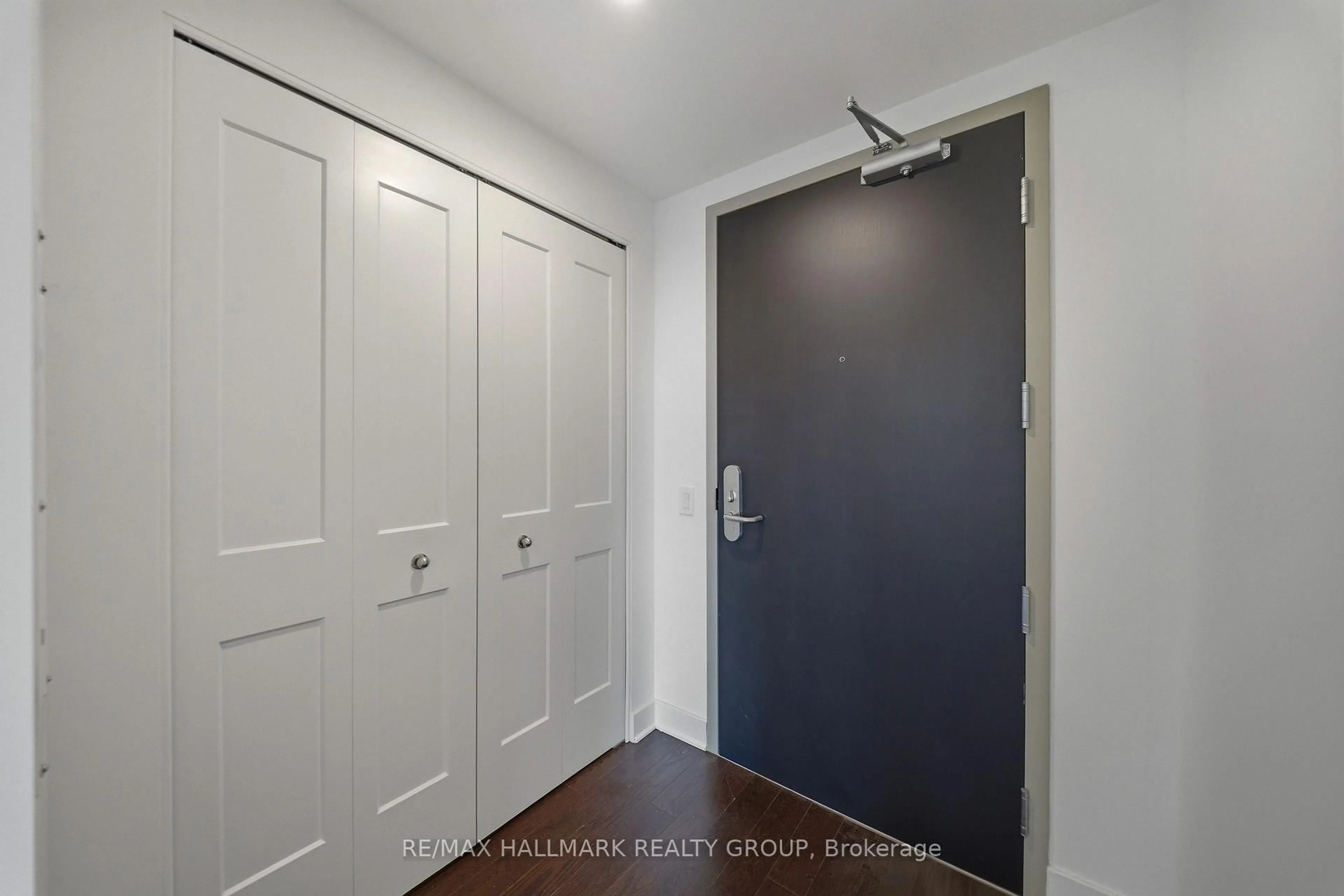 Indoor entryway for 180 George St #1408, Ottawa Ontario K1N 0G8