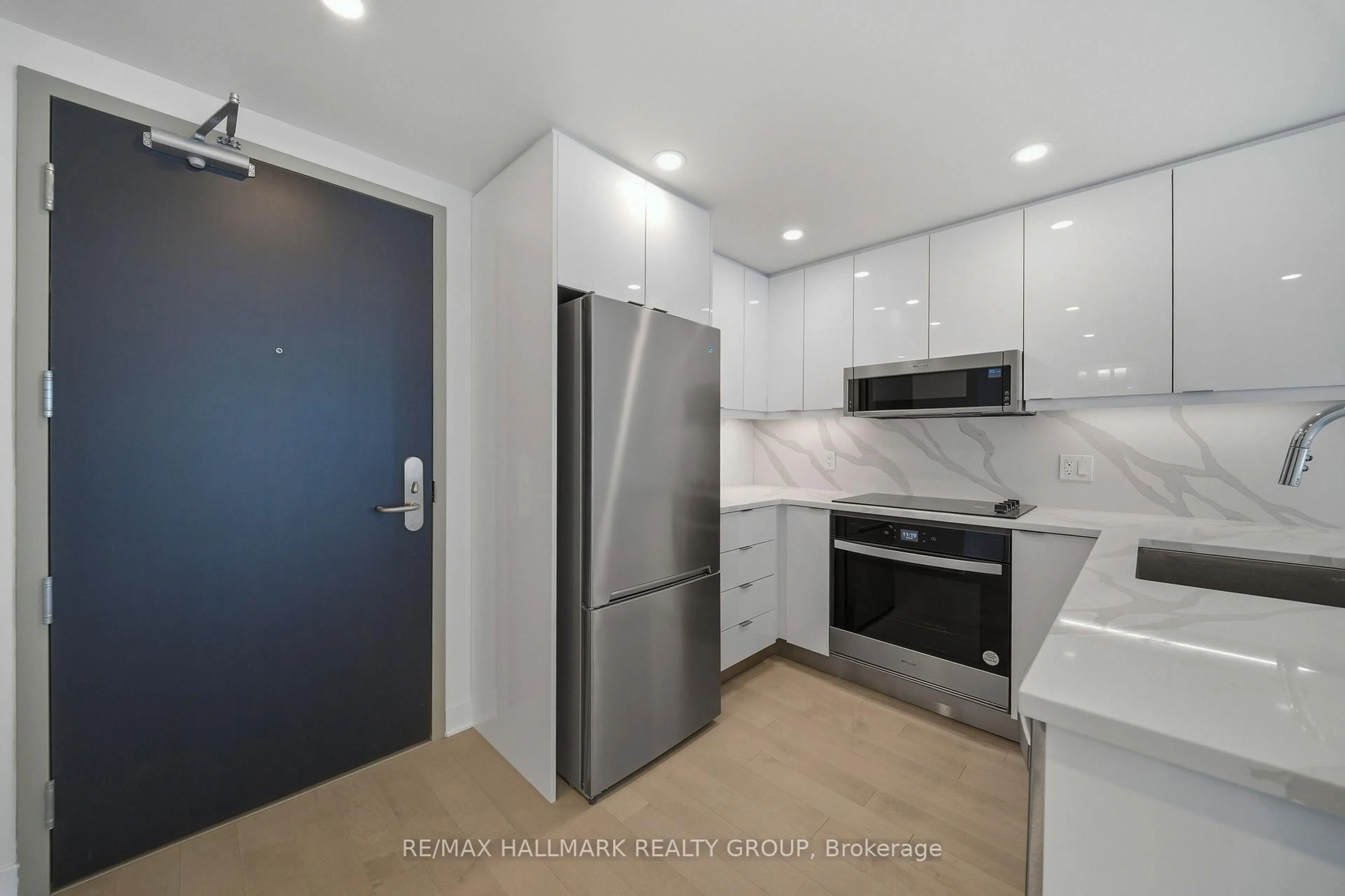 Standard kitchen, unknown for 180 George St #2008, Ottawa Ontario K1N 0G8