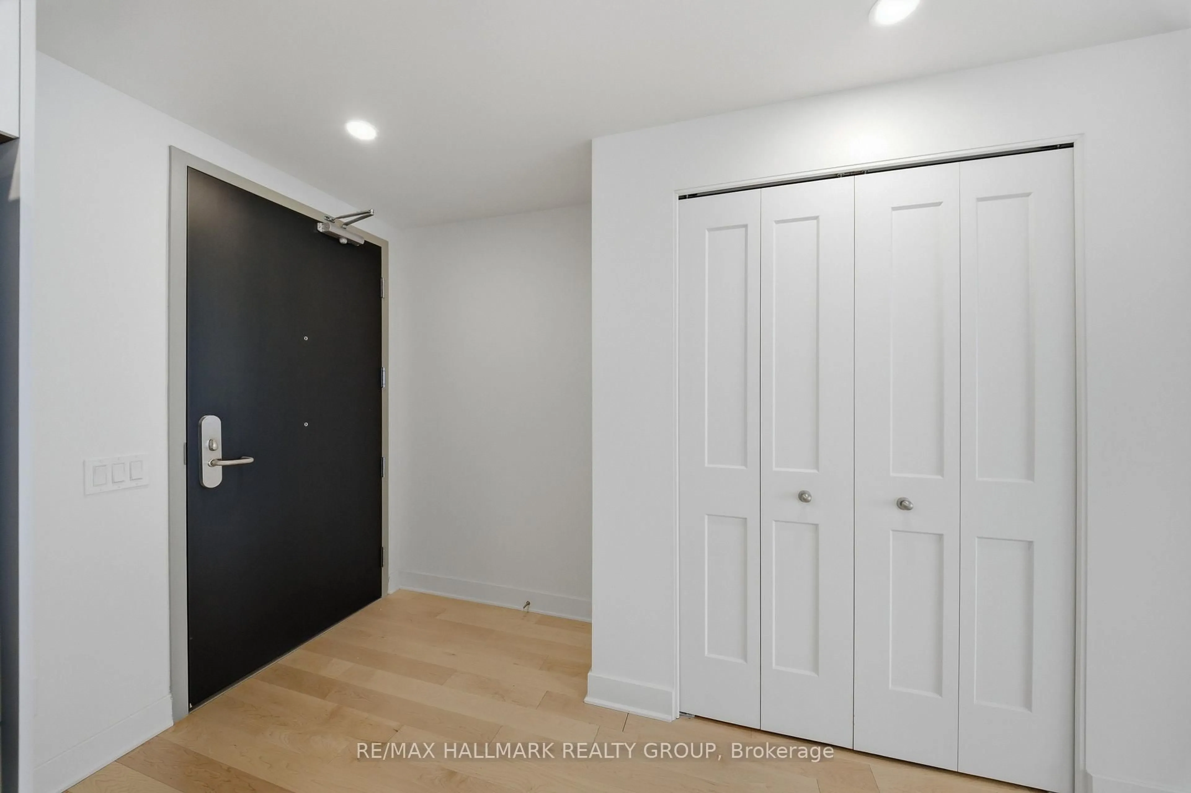 Indoor entryway for 180 George St #1703, Ottawa Ontario K1N 0G8