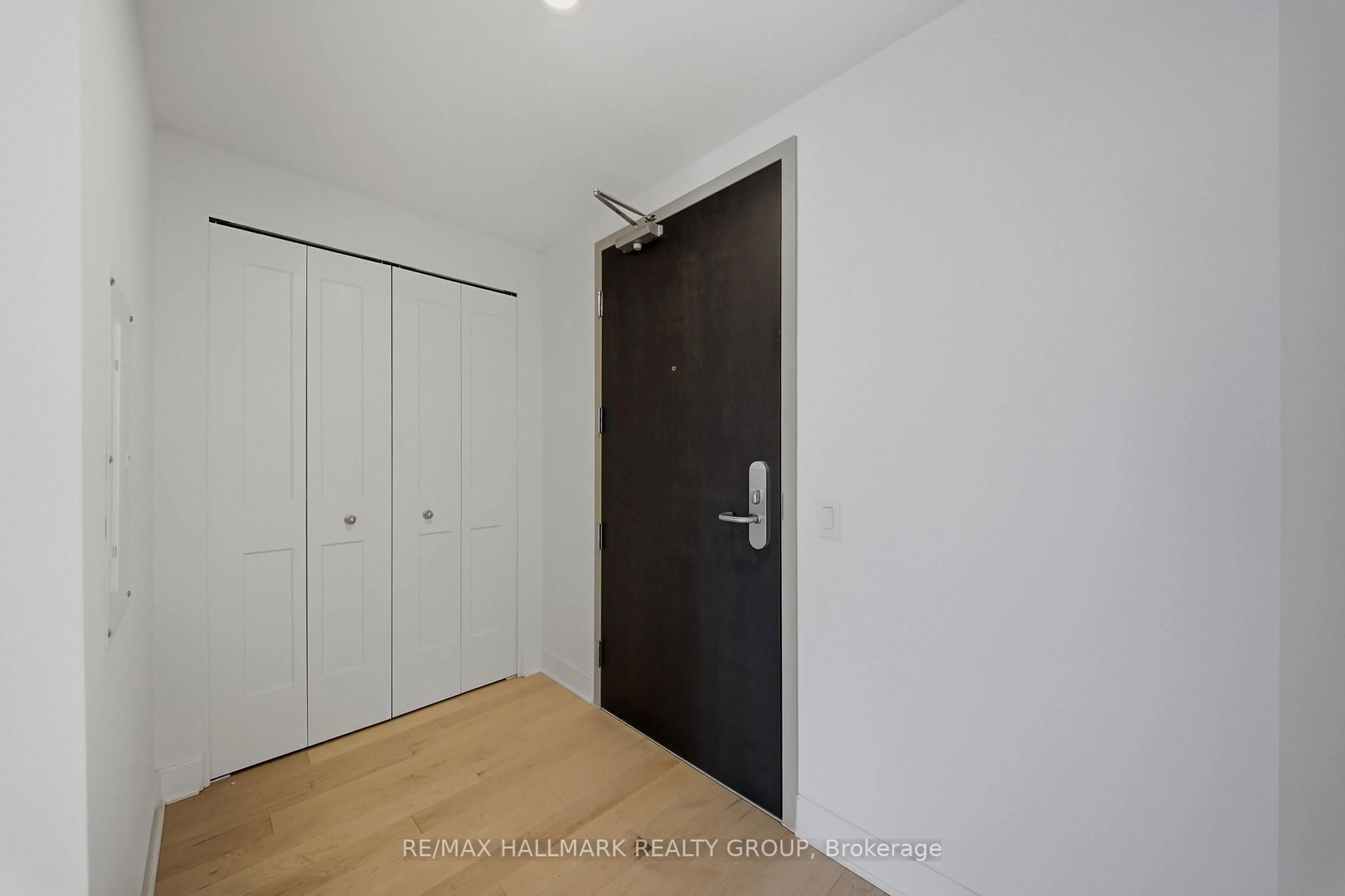 Indoor entryway for 180 George St #2202, Ottawa Ontario K1N 0G8