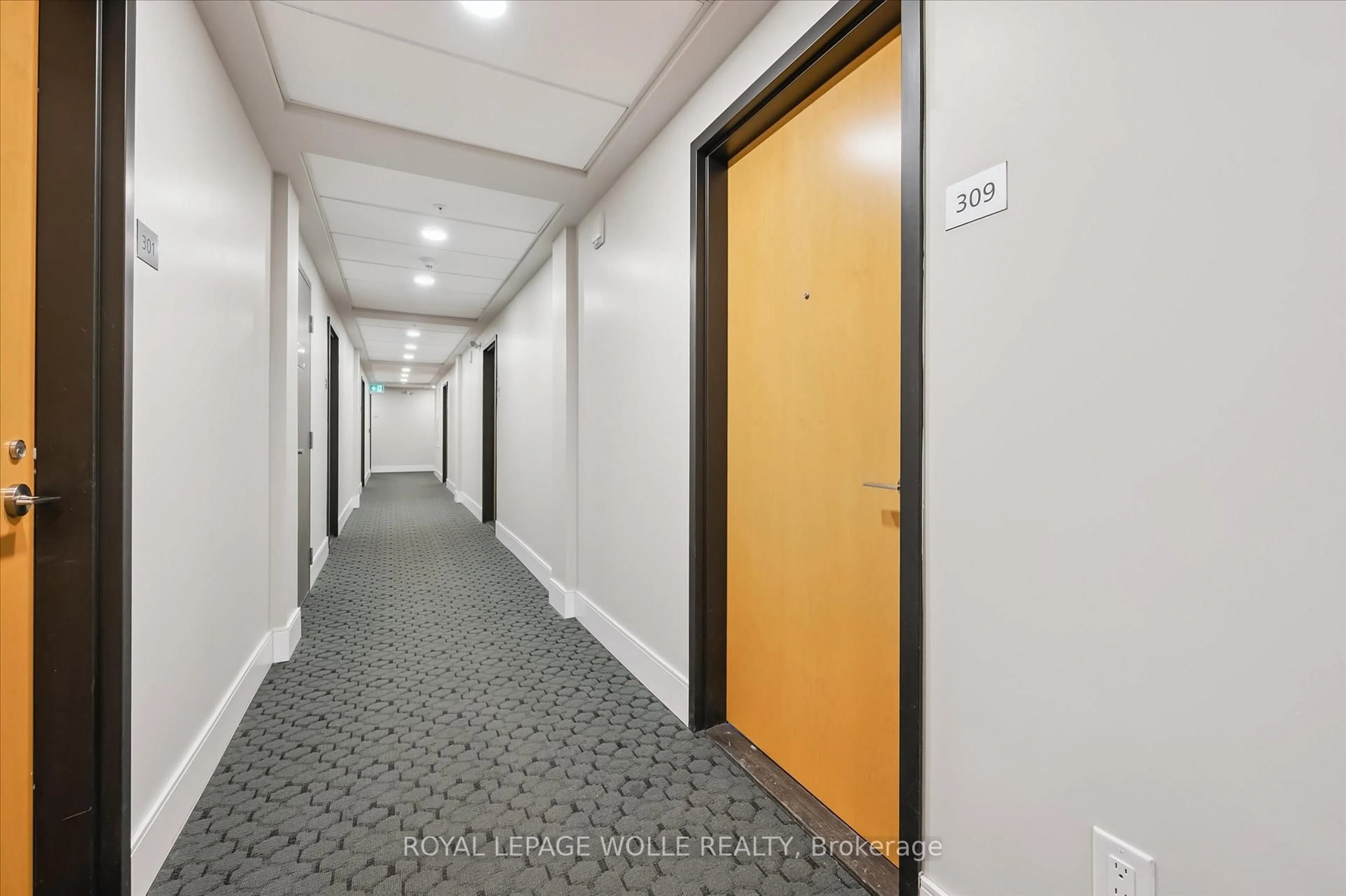 Indoor foyer for 15 Prince Albert Blvd #309, Kitchener Ontario N2H 0C2