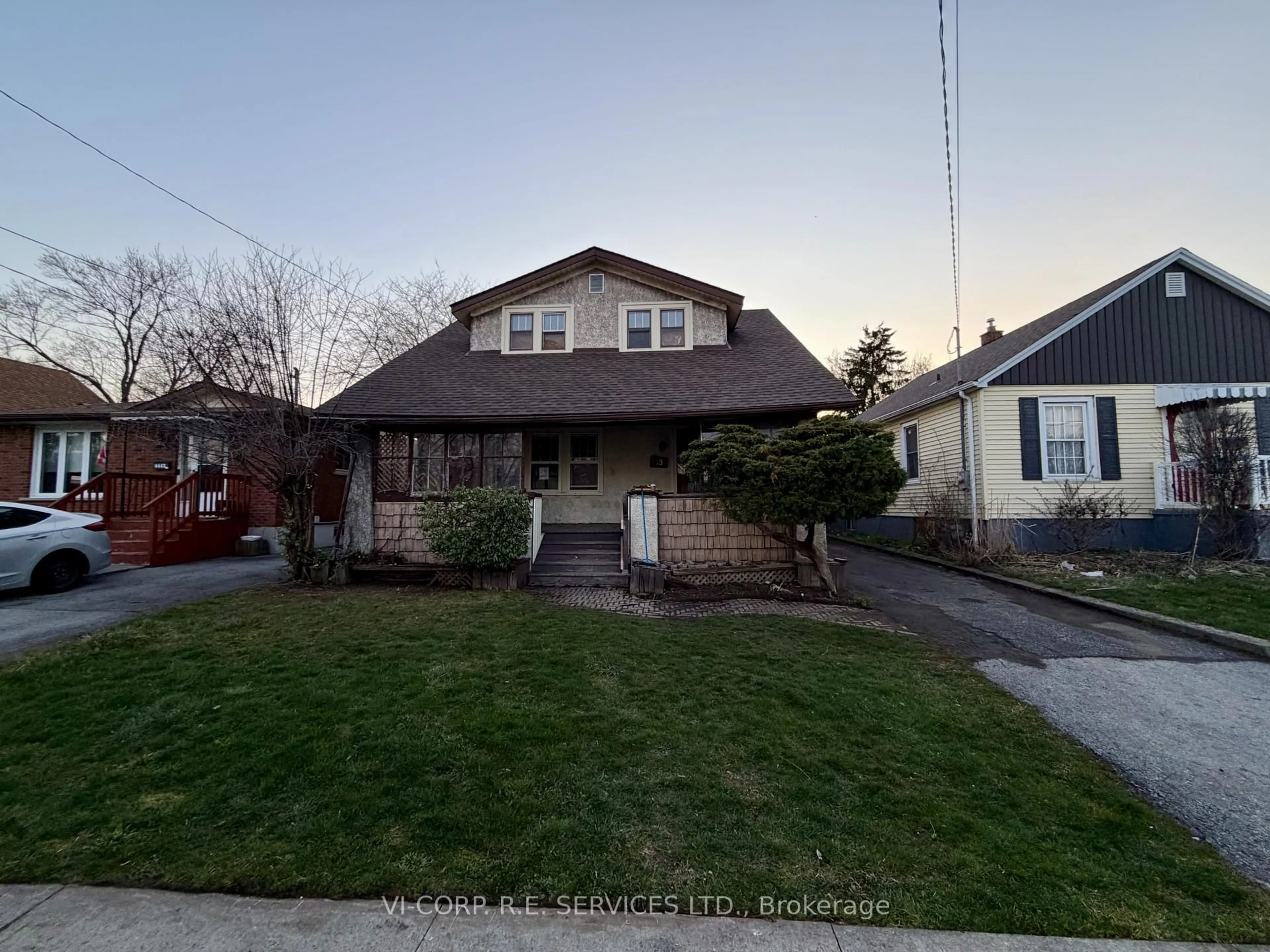A pic from outside/outdoor area/front of a property/back of a property/a pic from drone, street for 4435 Fifth Ave, Niagara Falls Ontario L2E 4R3