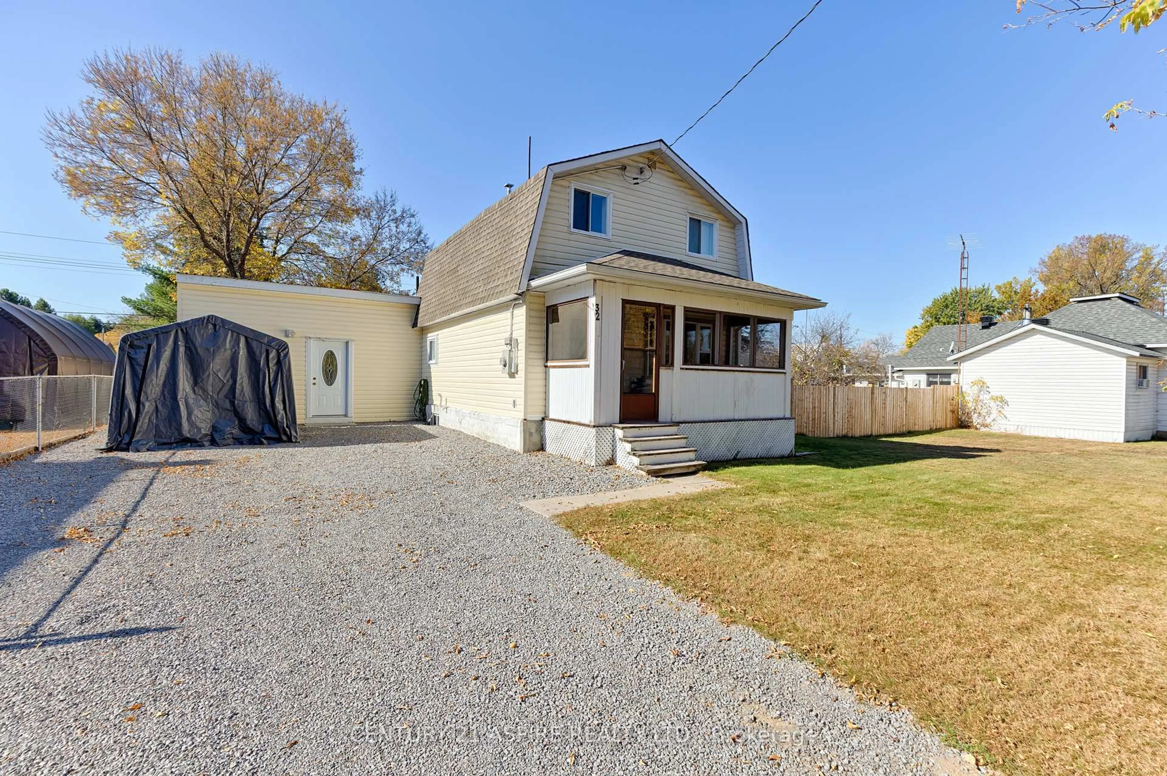 A pic from outside/outdoor area/front of a property/back of a property/a pic from drone, street for 32 Railway St, Chalk River Ontario K0J 1J0