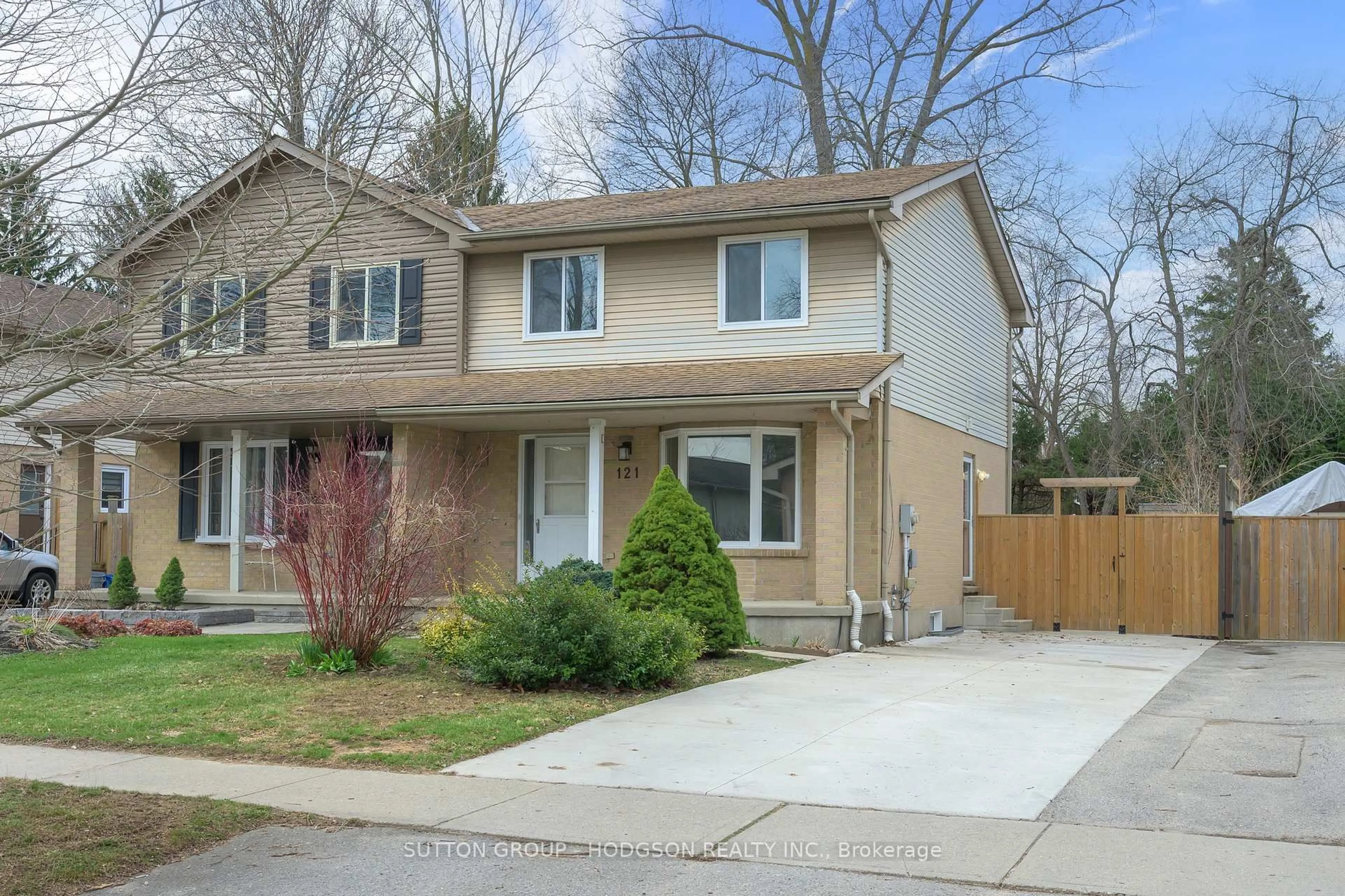 Home with vinyl exterior material, street for 121 Kimberley Ave, London South Ontario N5Z 4Z2