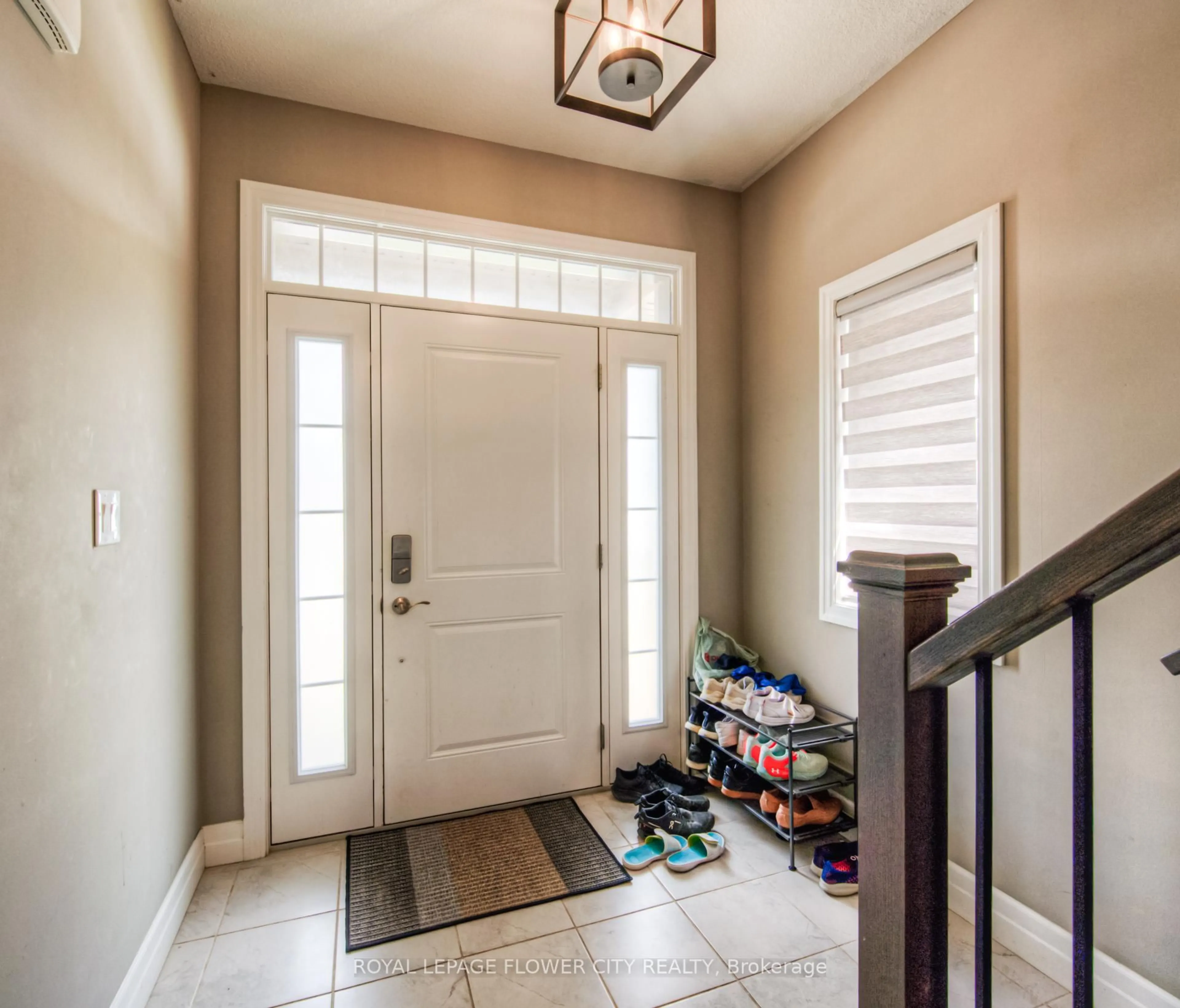 Indoor entryway for 43 Pondcliffe Dr, Kitchener Ontario N2R 0B5