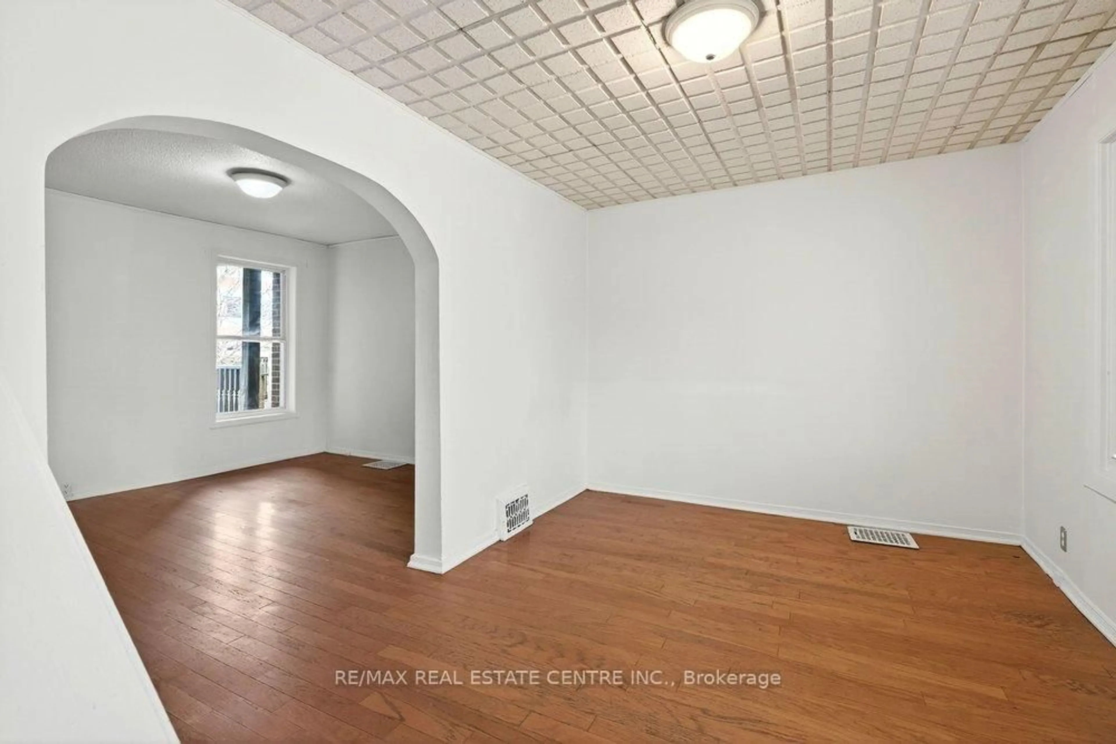 A pic of a room for 23 Frederick Ave, Hamilton Ontario L8H 4K1