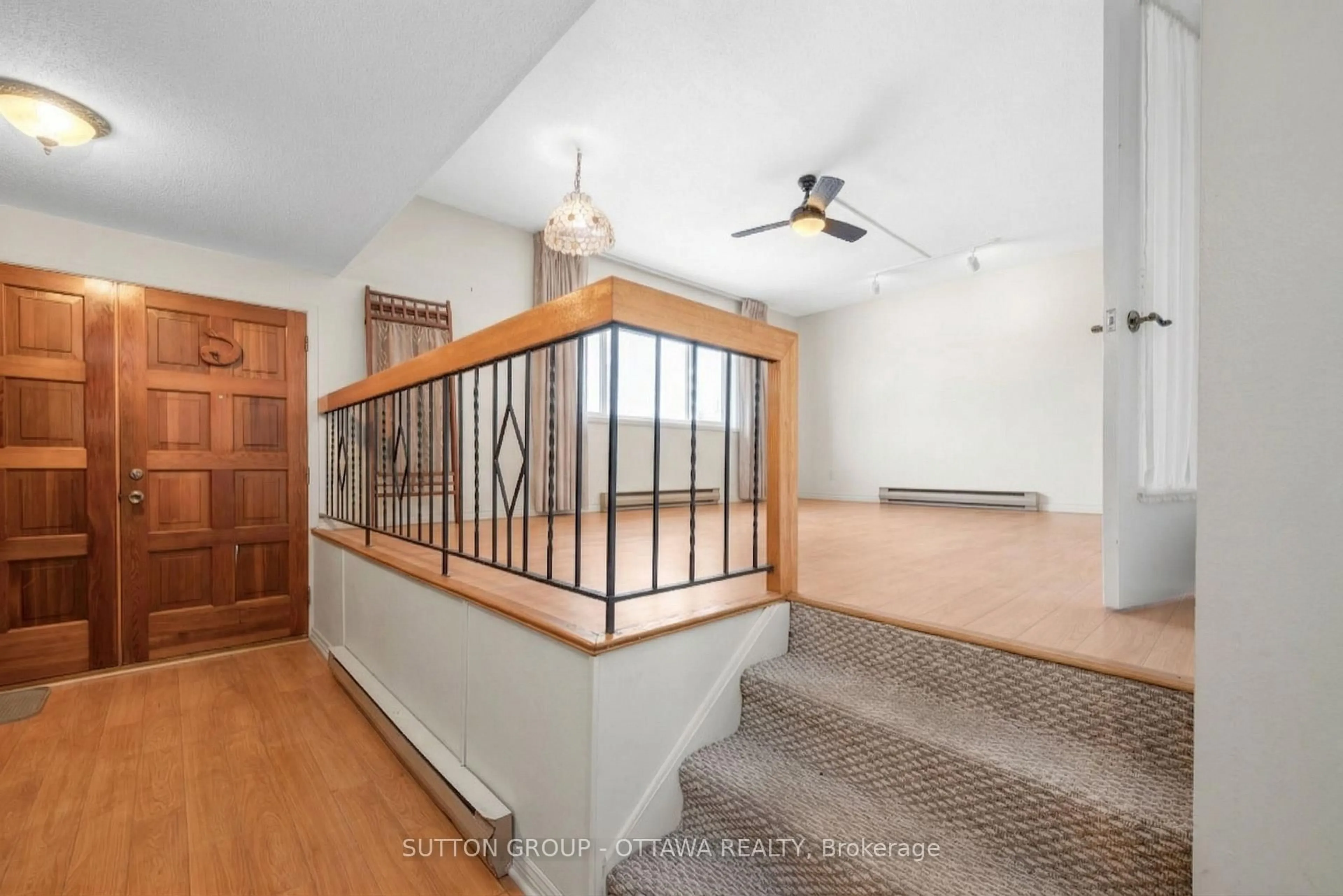 Indoor foyer for 1112 St Pierre St, Orleans Ontario K1C 1L5