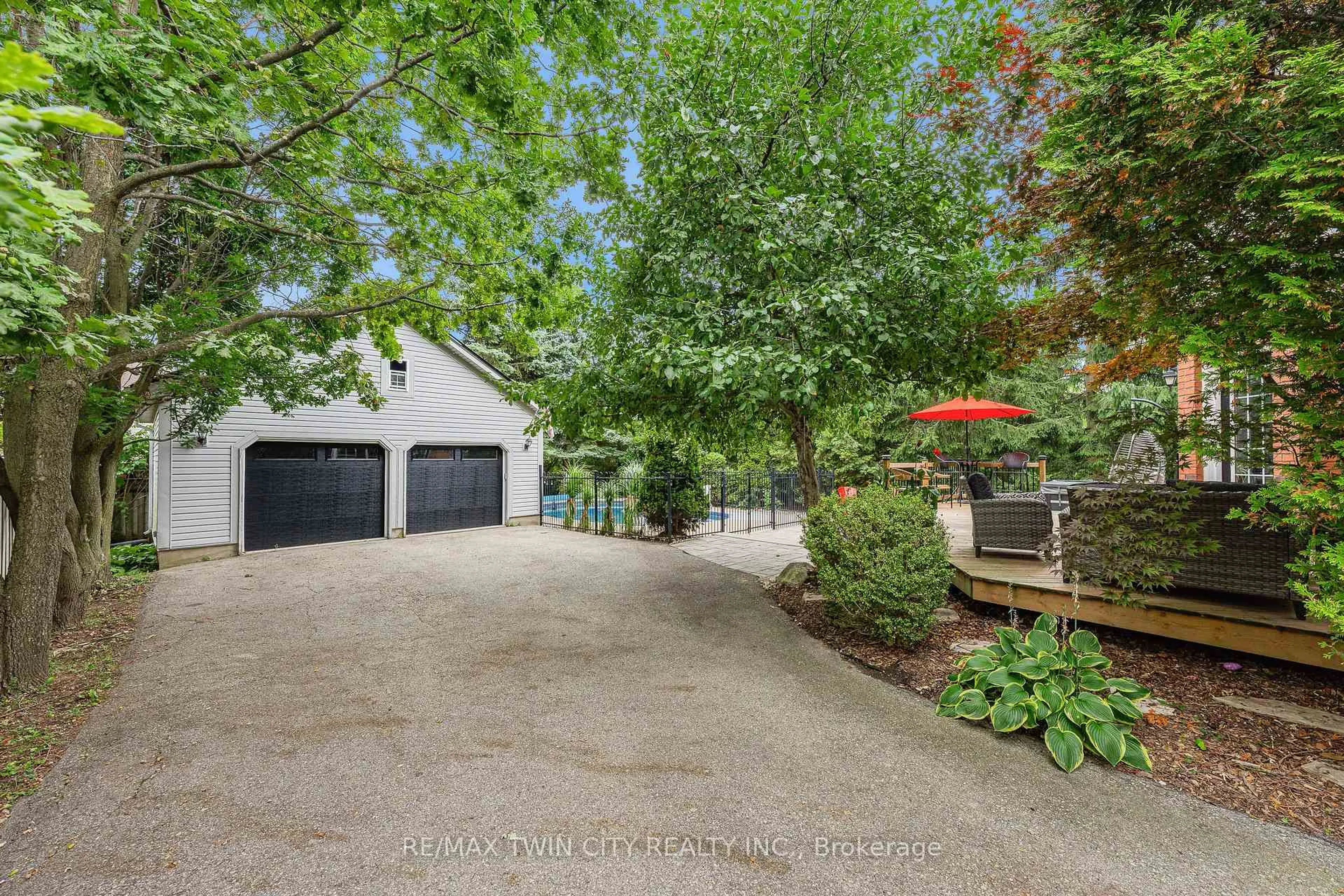 A pic from outside/outdoor area/front of a property/back of a property/a pic from drone, street for 608 Bluenose Crt, Waterloo Ontario N2K 4C5