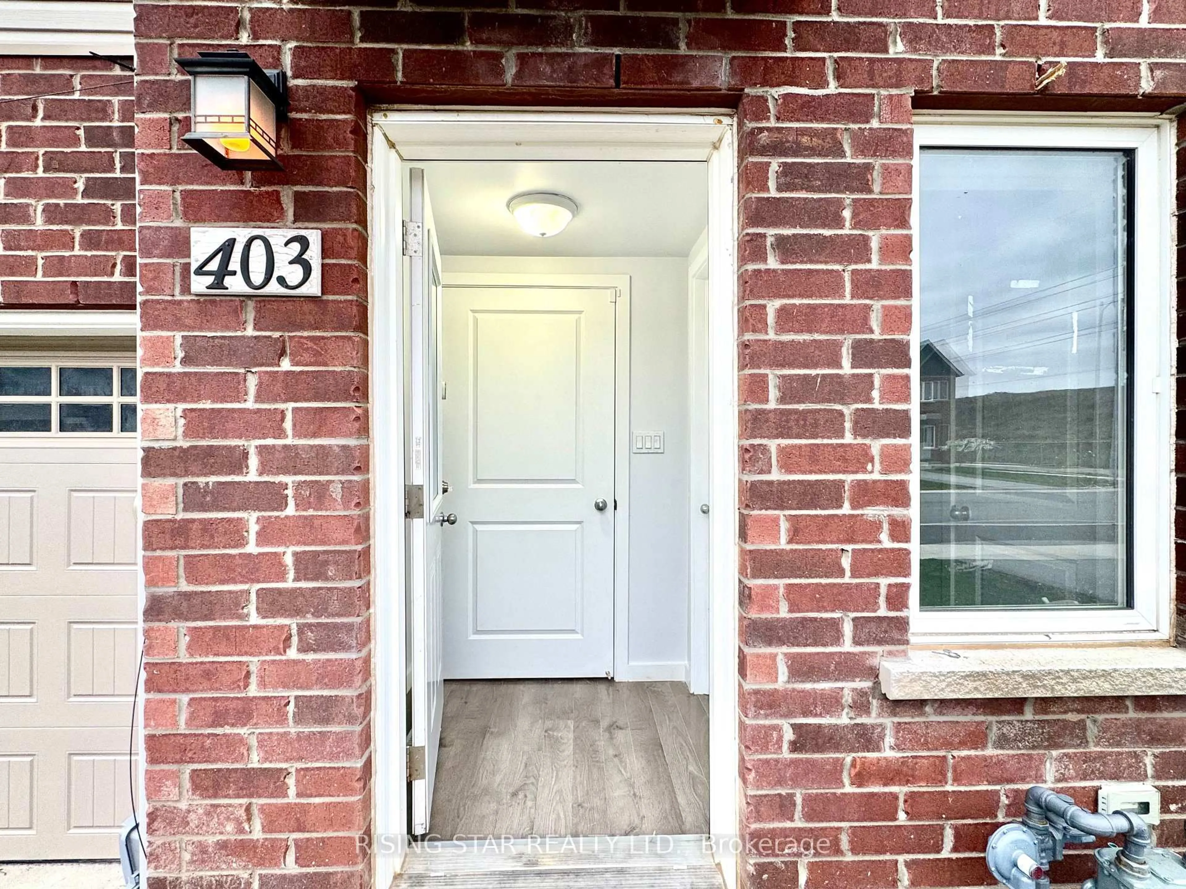 Indoor entryway for 403 Chaffey St, Welland Ontario L3B 2Y7