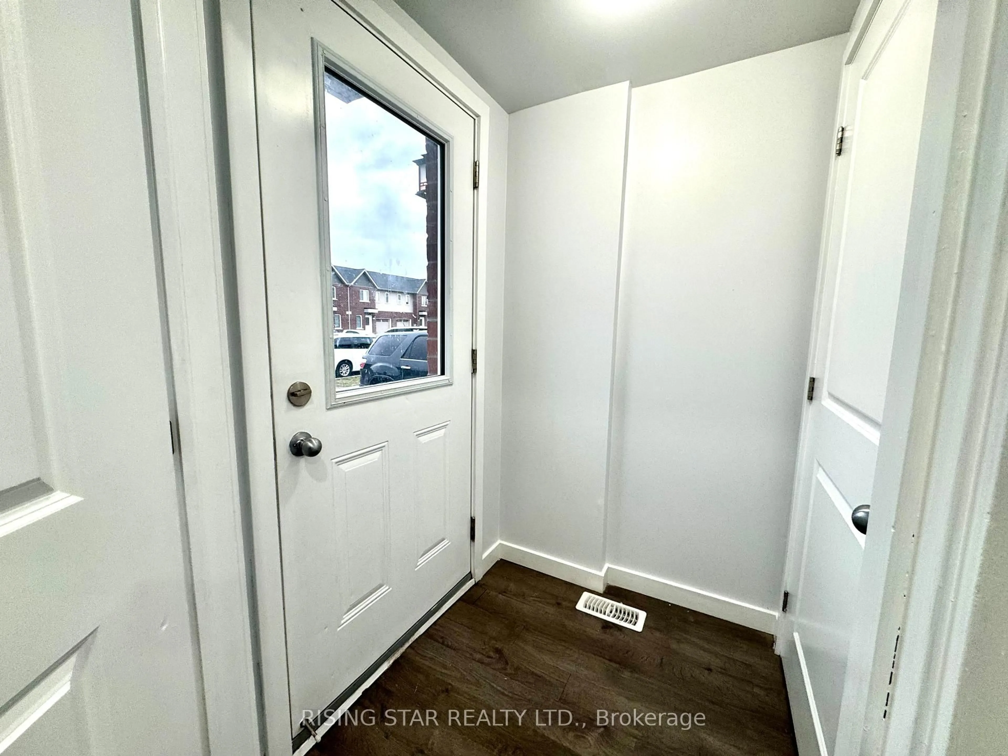 Indoor entryway for 403 Chaffey St, Welland Ontario L3B 2Y7