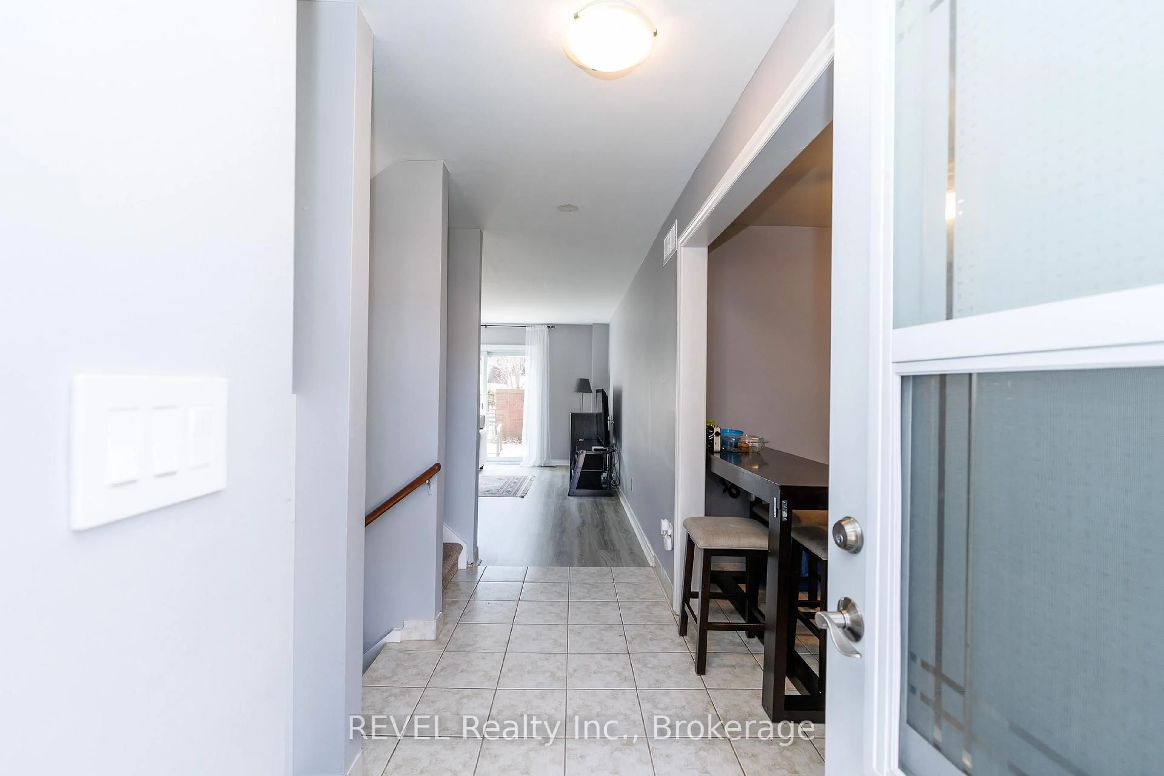 Indoor entryway for 6476 Huggins St #25, Niagara Falls Ontario L2J 1G9