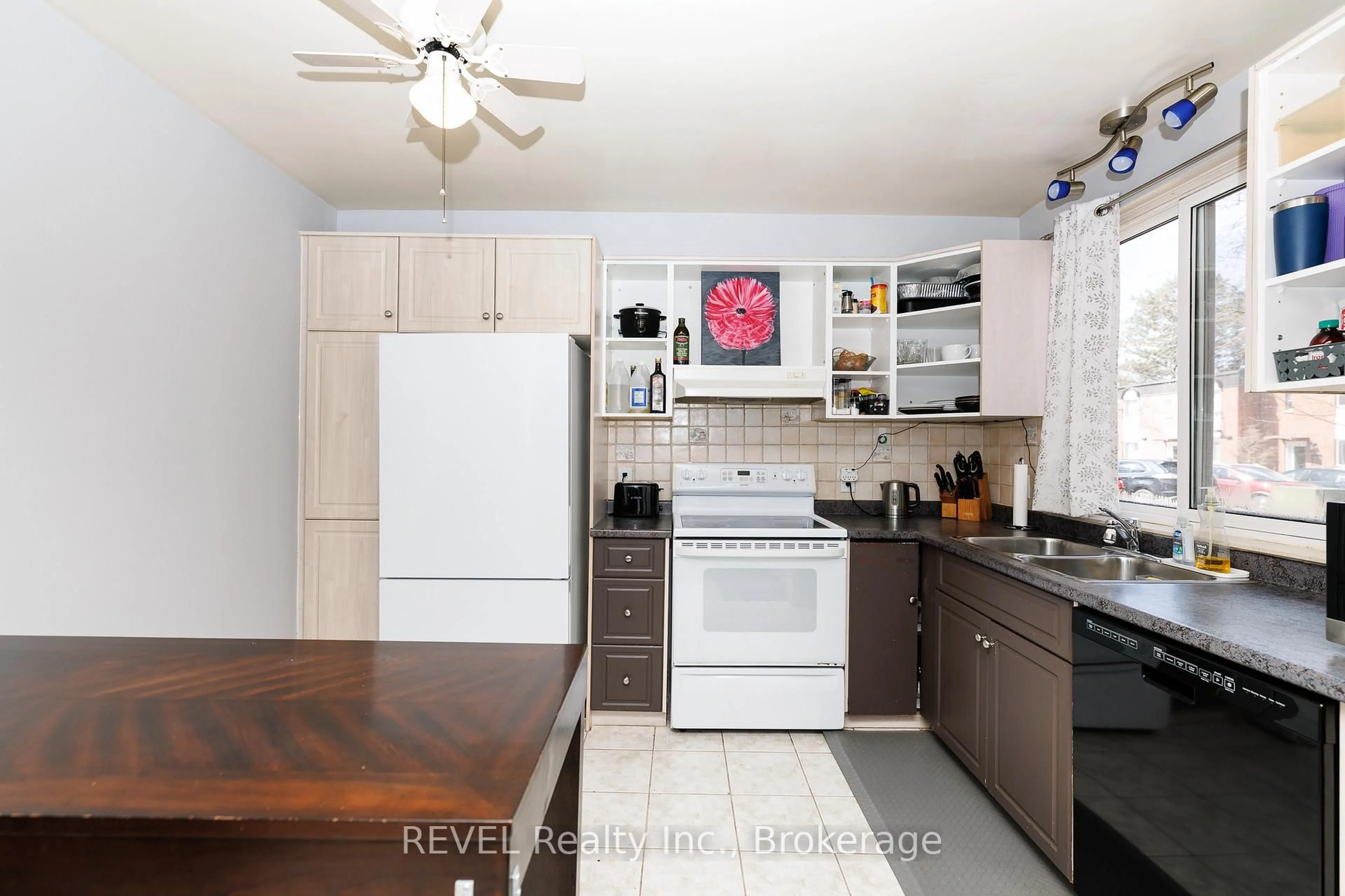 Standard kitchen, unknown for 6476 Huggins St #25, Niagara Falls Ontario L2J 1G9