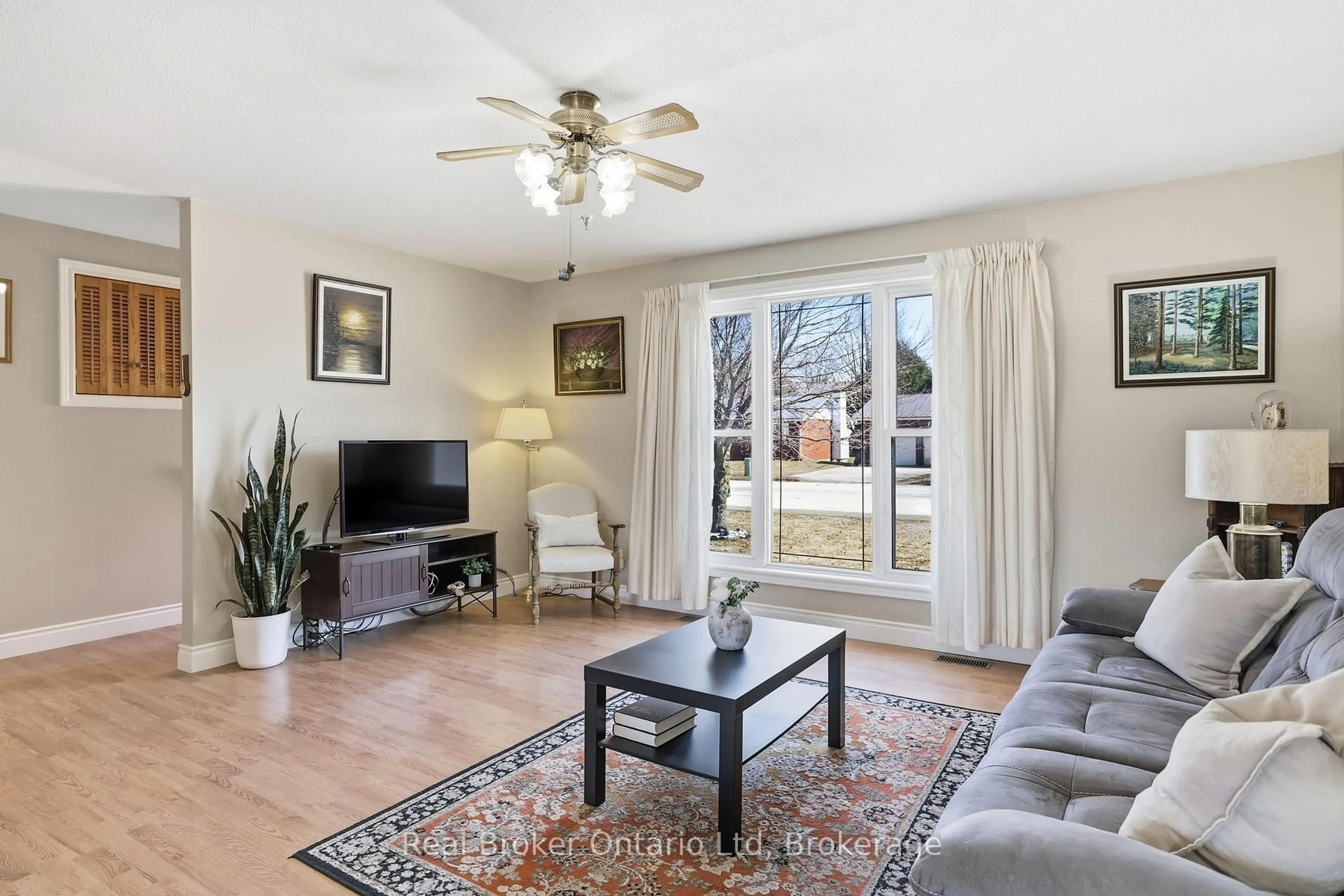 Living room with furniture, unknown for 59 Grayview Dr, Grey Highlands Ontario N0C 1H0