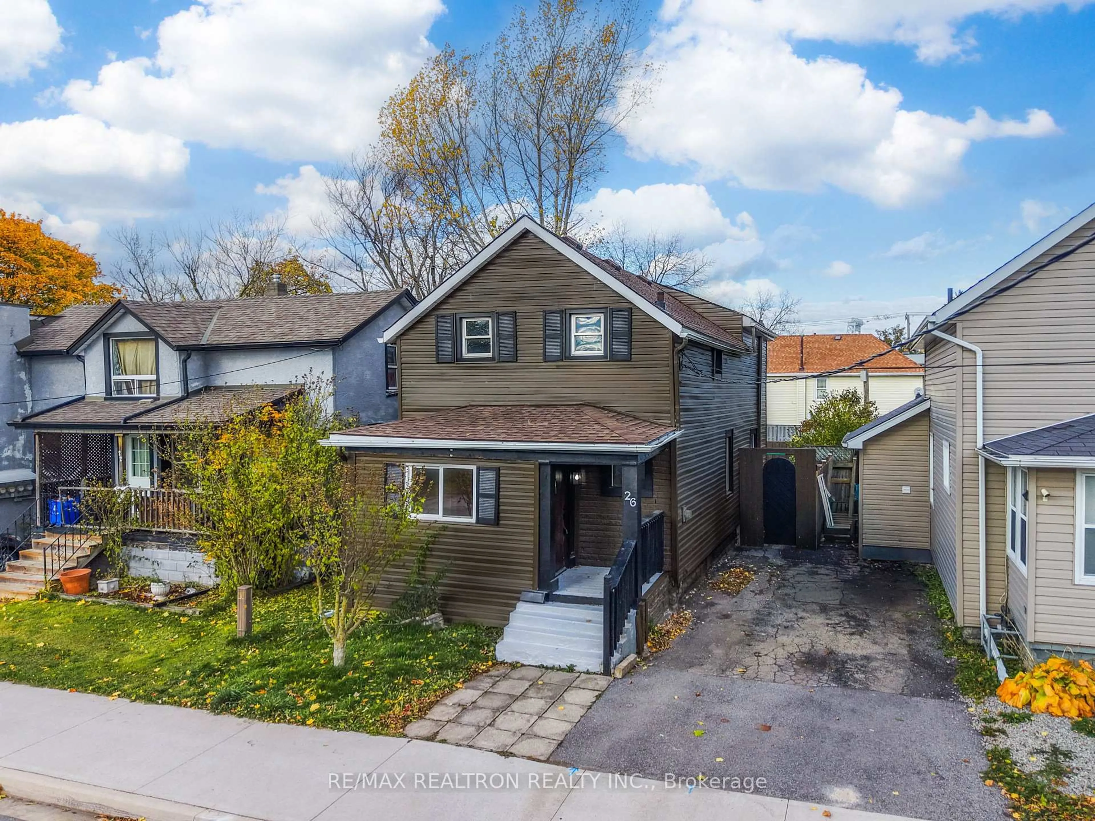 A pic from outside/outdoor area/front of a property/back of a property/a pic from drone, street for 26 State St, Welland Ontario L3B 4K3