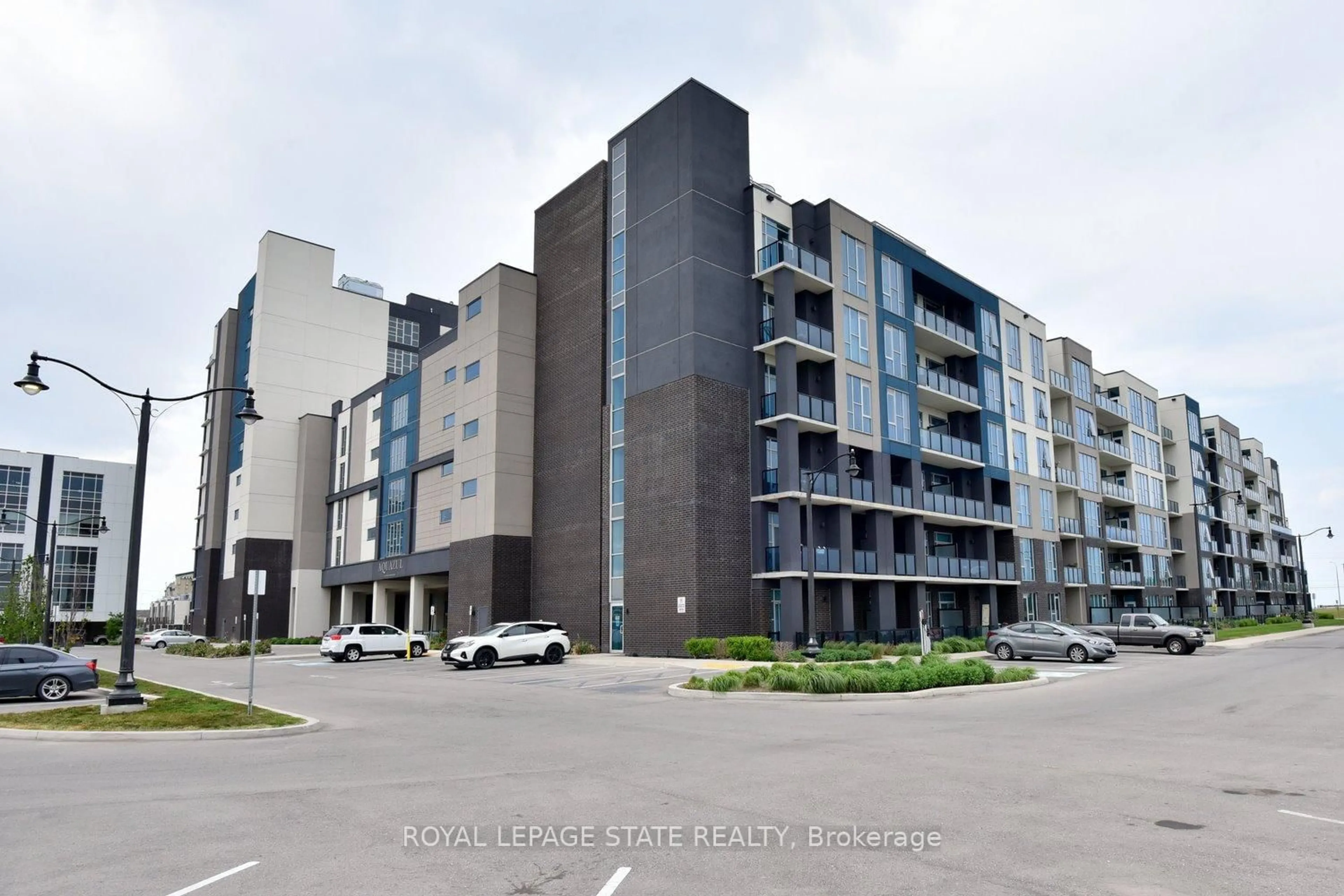 A pic from outside/outdoor area/front of a property/back of a property/a pic from drone, unknown for 16 Concord Pl #145, Grimsby Ontario L3M 0J1