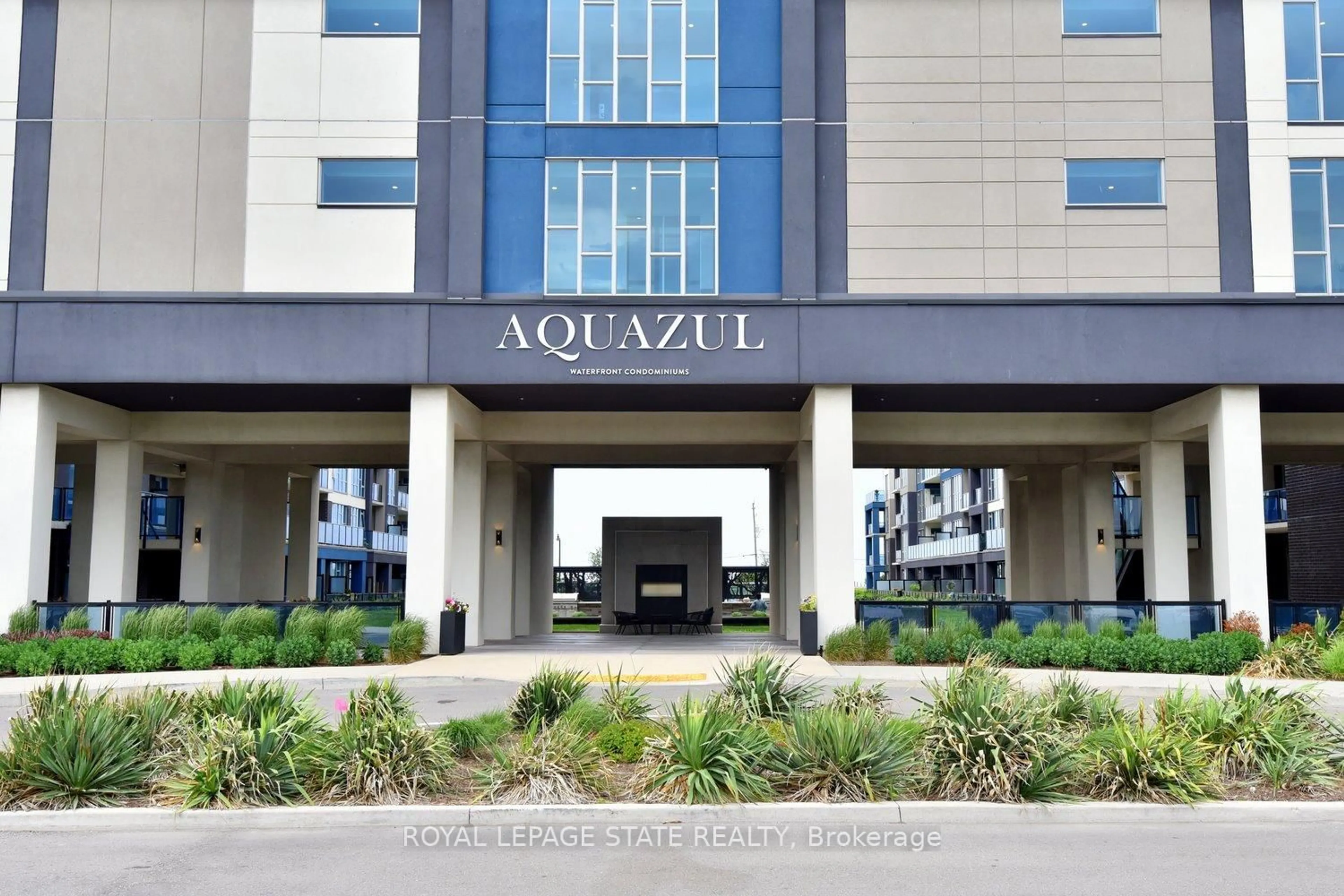 Indoor foyer for 16 Concord Pl #145, Grimsby Ontario L3M 0J1