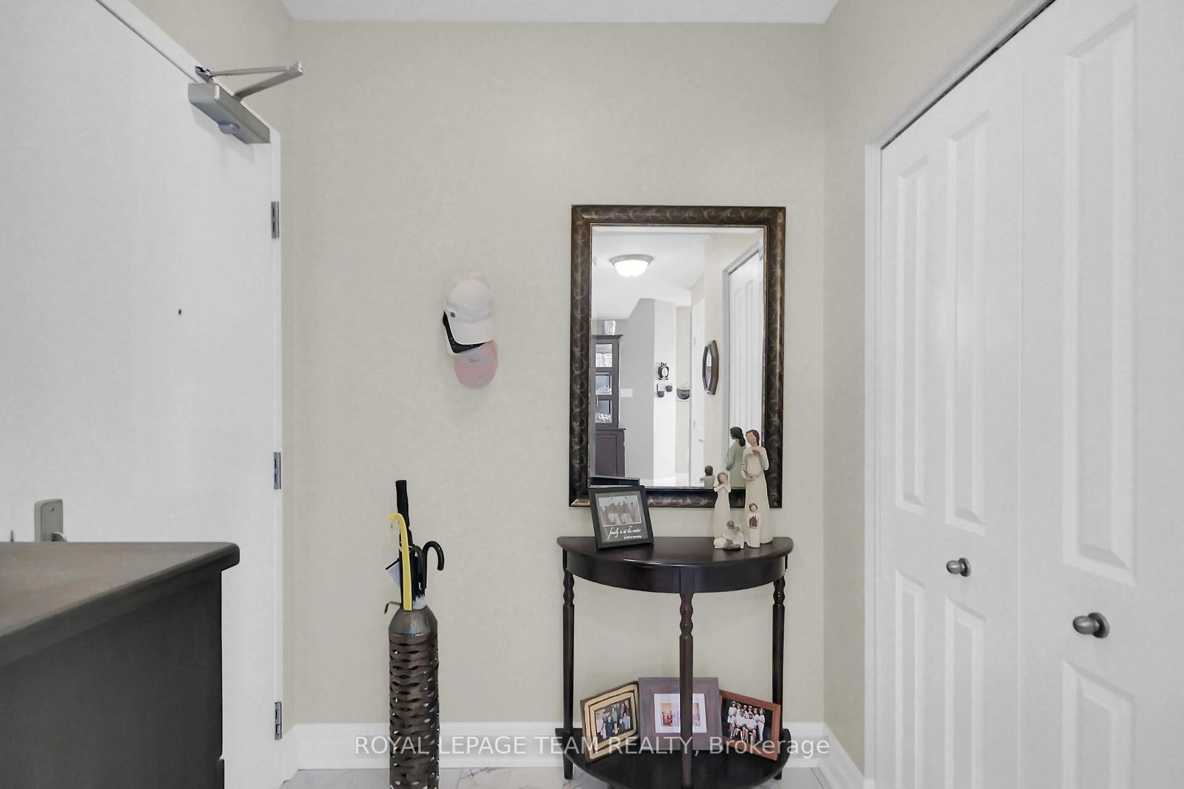 Indoor entryway for 90 Landry St #1104, Ottawa Ontario K1L 0A9