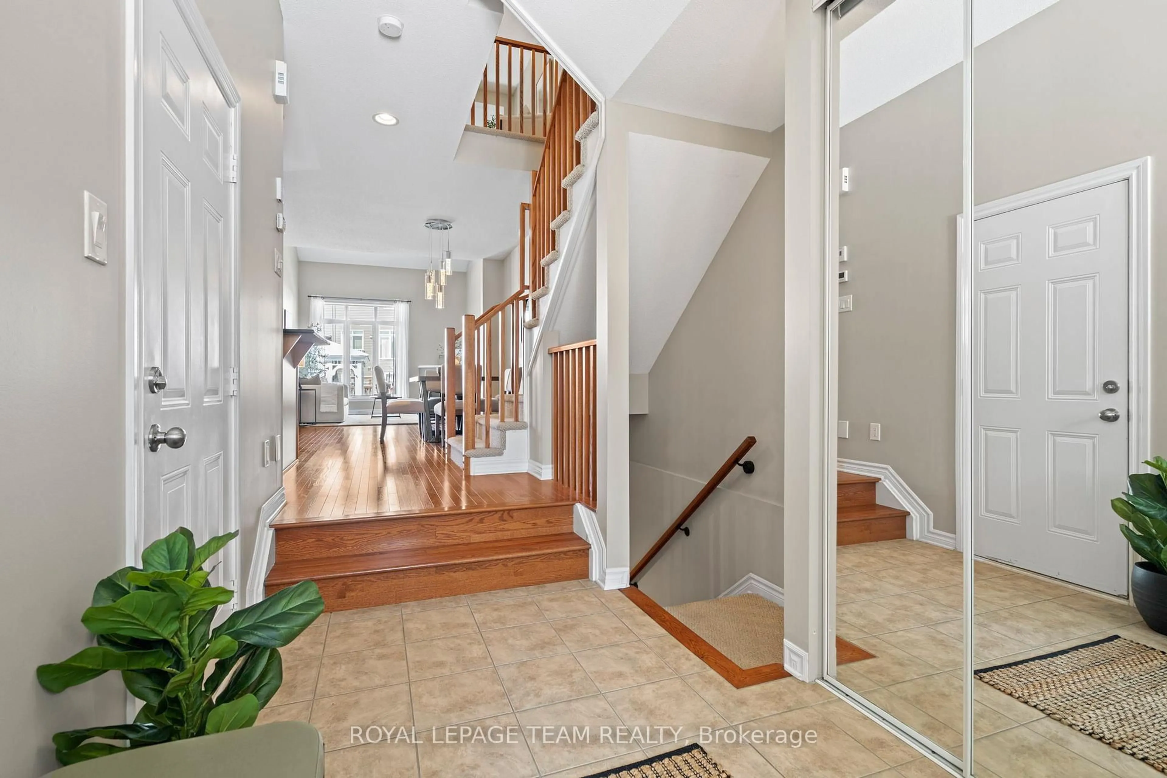 Indoor entryway for 319 Kingbrook Dr, Ottawa Ontario K2M 0G1