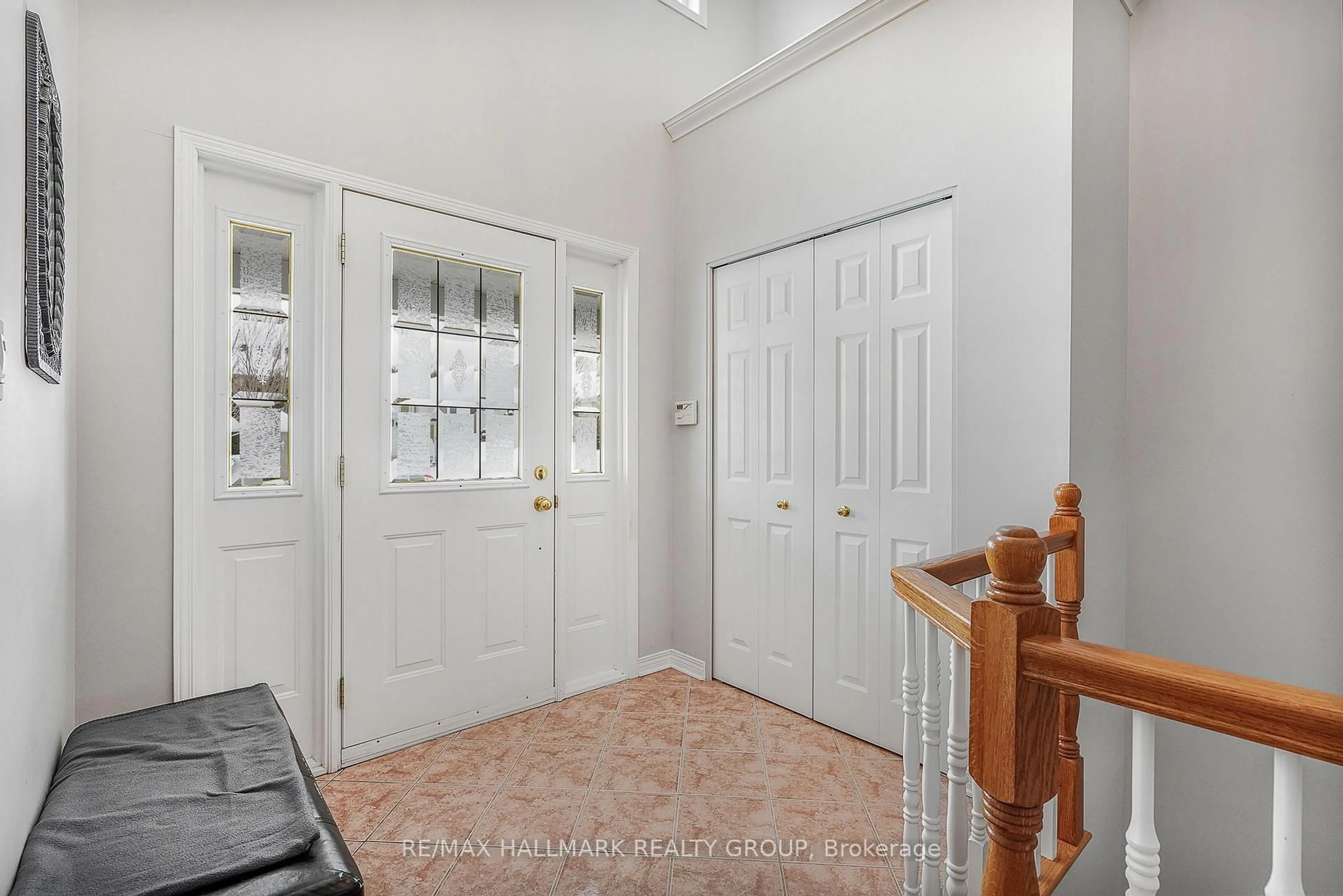 Indoor entryway for 1103 DES PINS Ave, Clarence-Rockland Ontario K4K 1R1