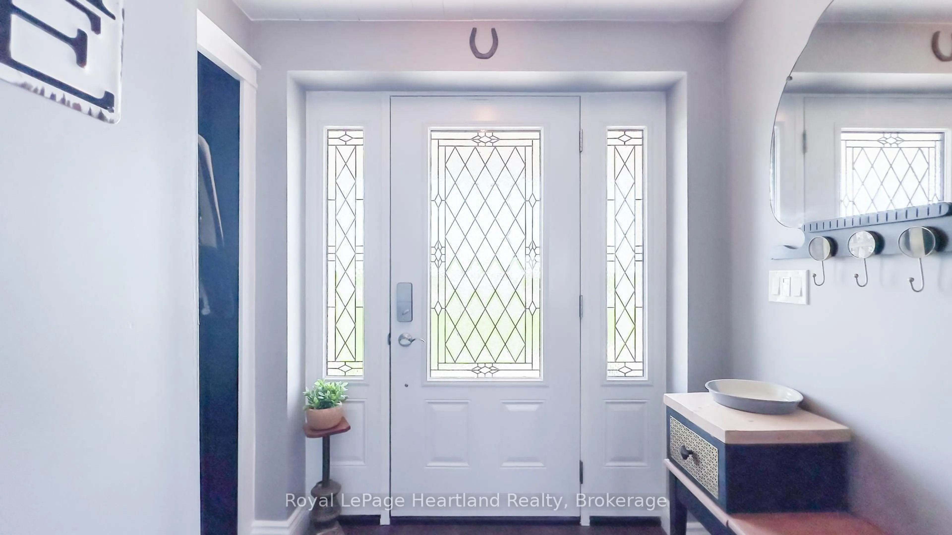 Indoor entryway for 36090 BELFAST Rd, Ashfield-Colborne-Wawanosh Ontario N0G 2H0