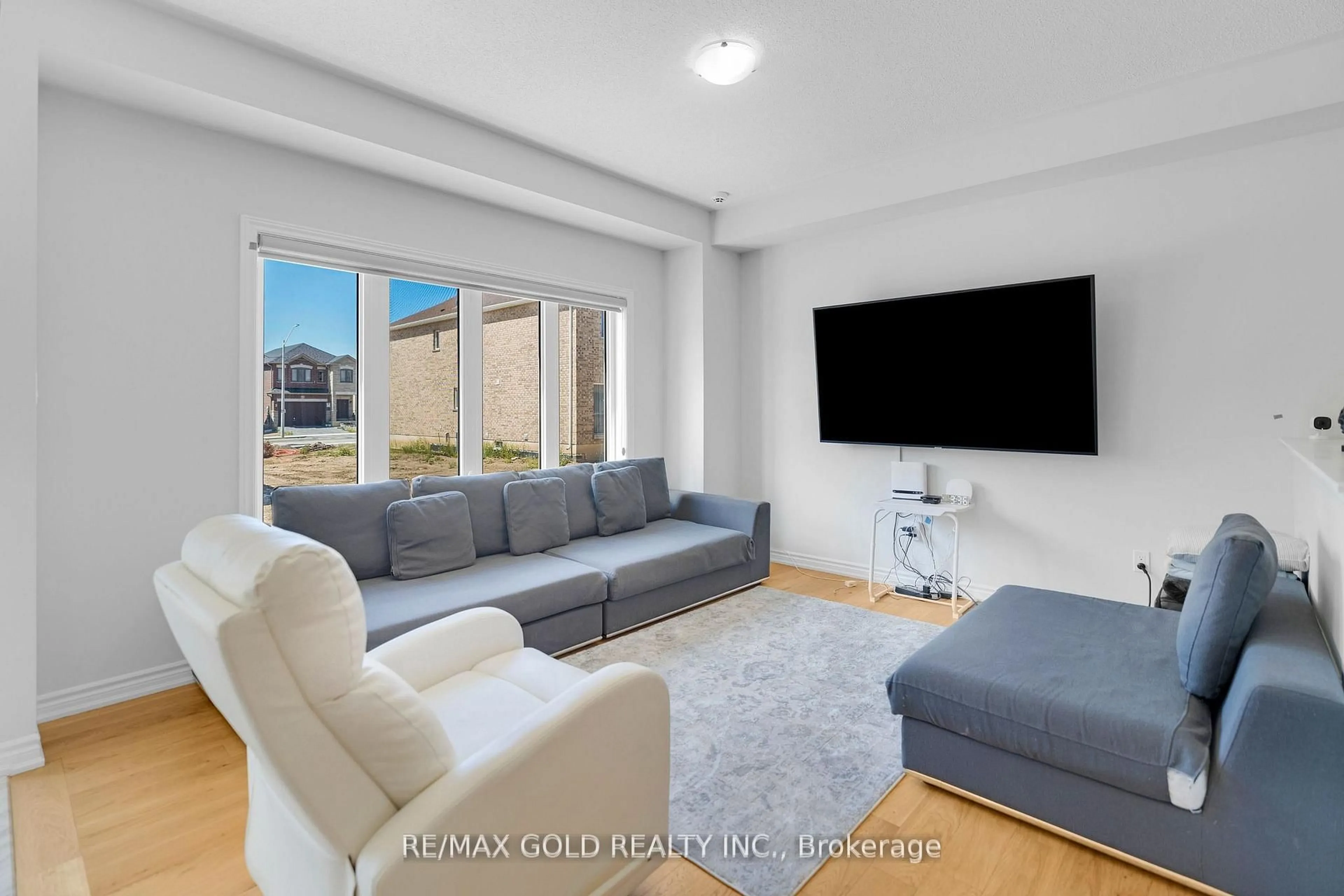 Living room with furniture, unknown for 109 Palace St, Thorold Ontario L2V 0M9