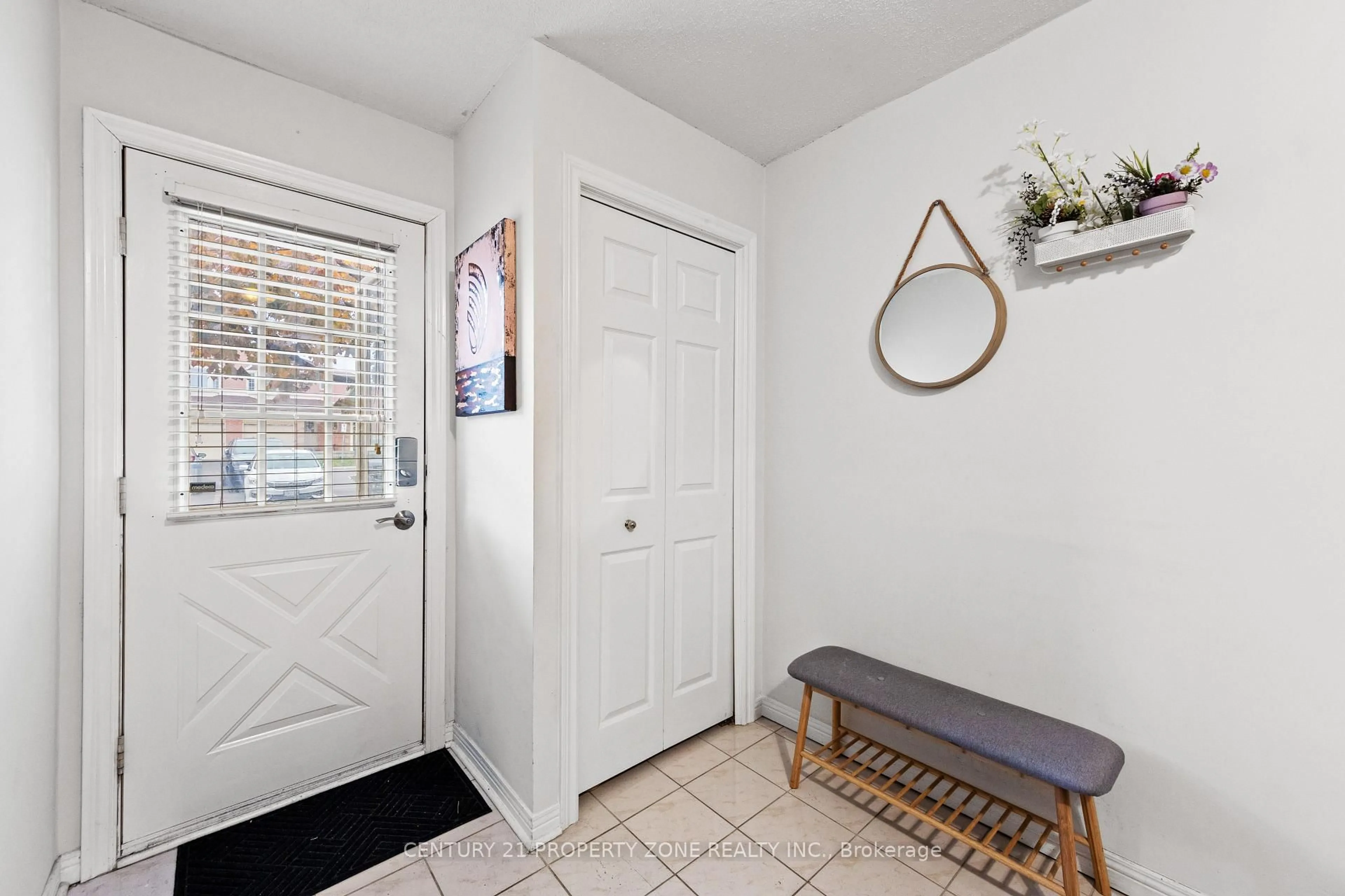 Indoor entryway for 280 Limeridge Rd #2, Hamilton Ontario L9A 2S7