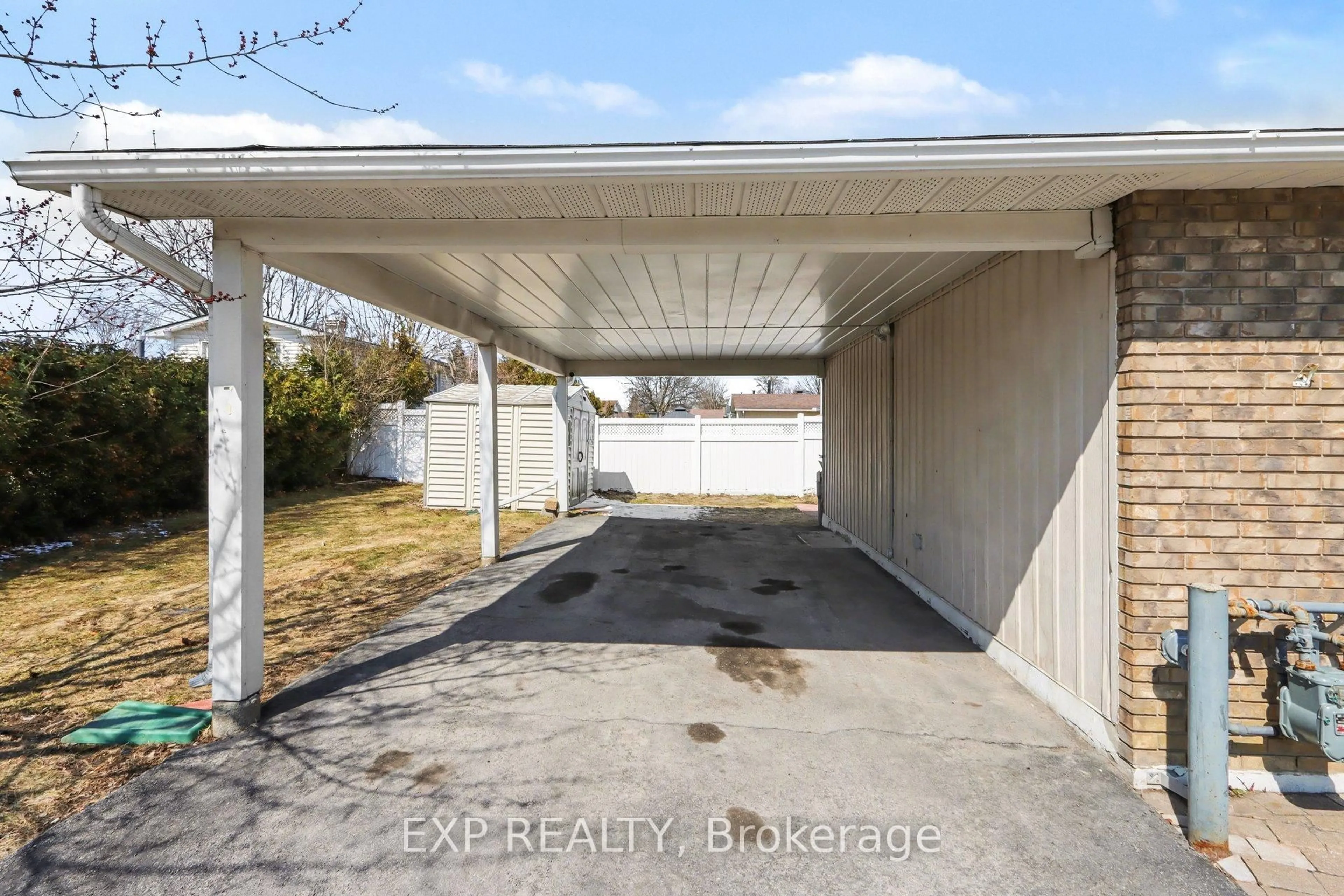 Indoor garage for 2 Folkstone Crt, Ottawa Ontario K1B 4J9