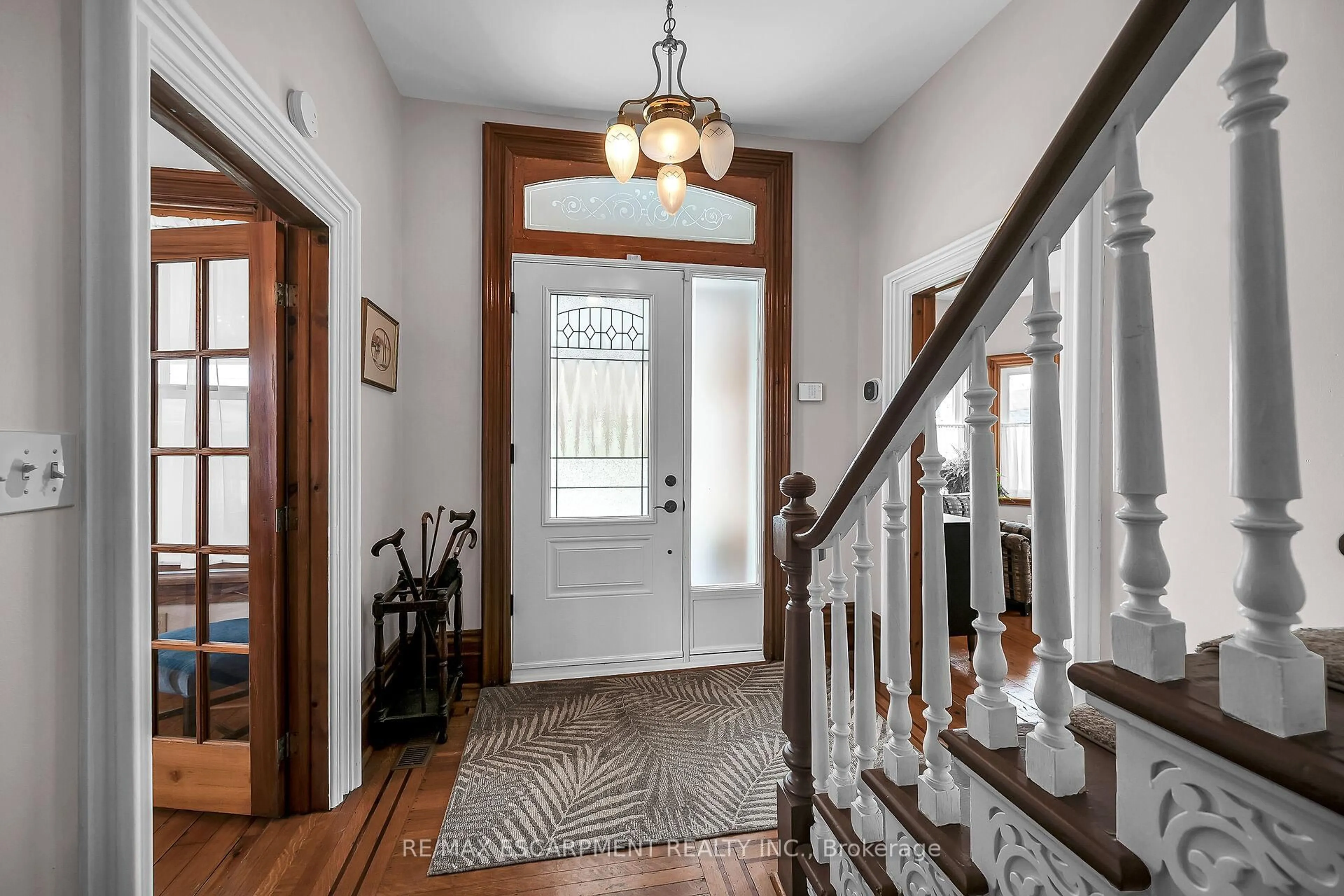 Indoor foyer for 141 Mount Albion Rd, Hamilton Ontario L8K 5S7