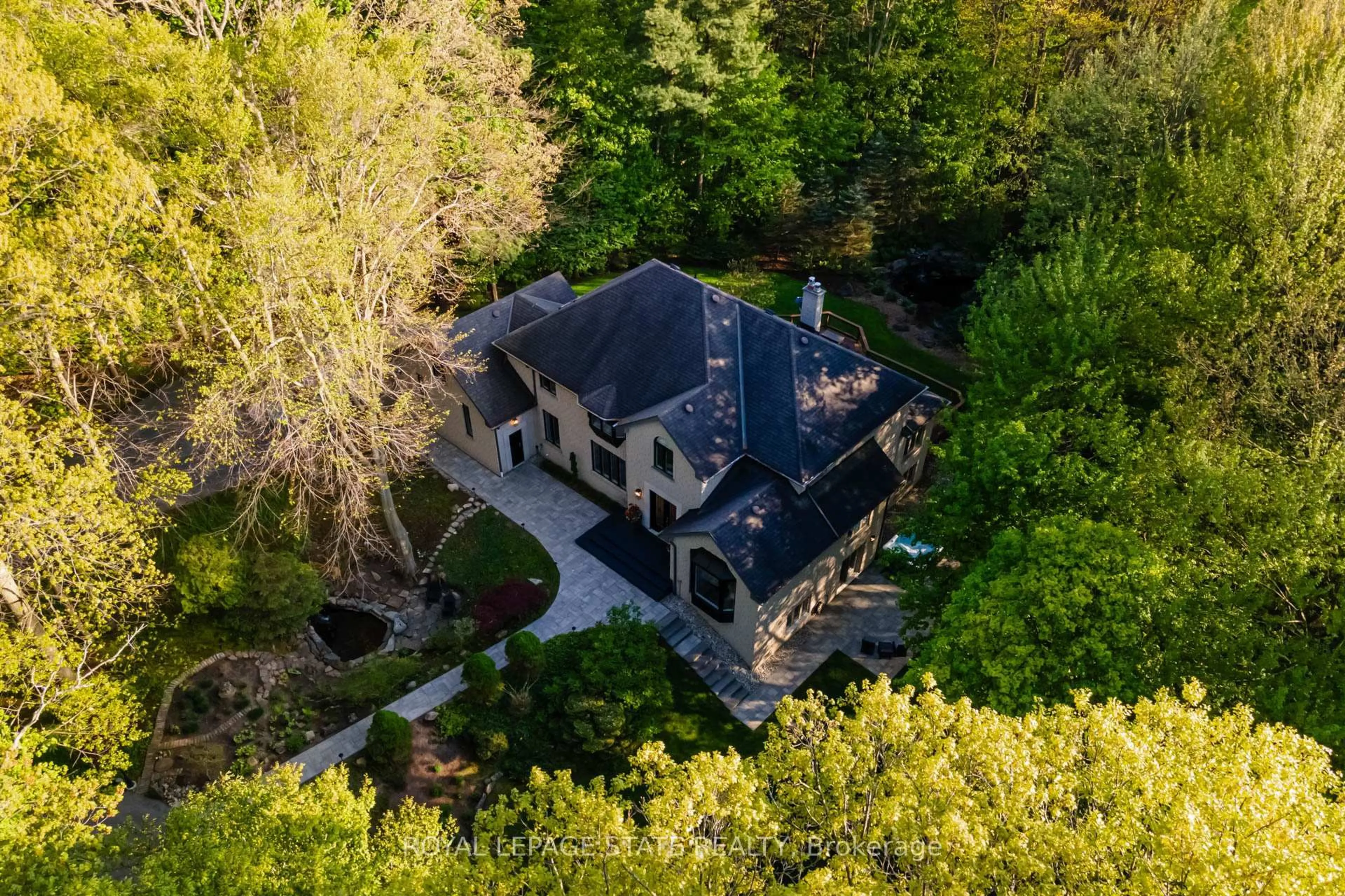 A pic from outside/outdoor area/front of a property/back of a property/a pic from drone, unknown for 18 Elder Cres, Hamilton Ontario L0R 1R0