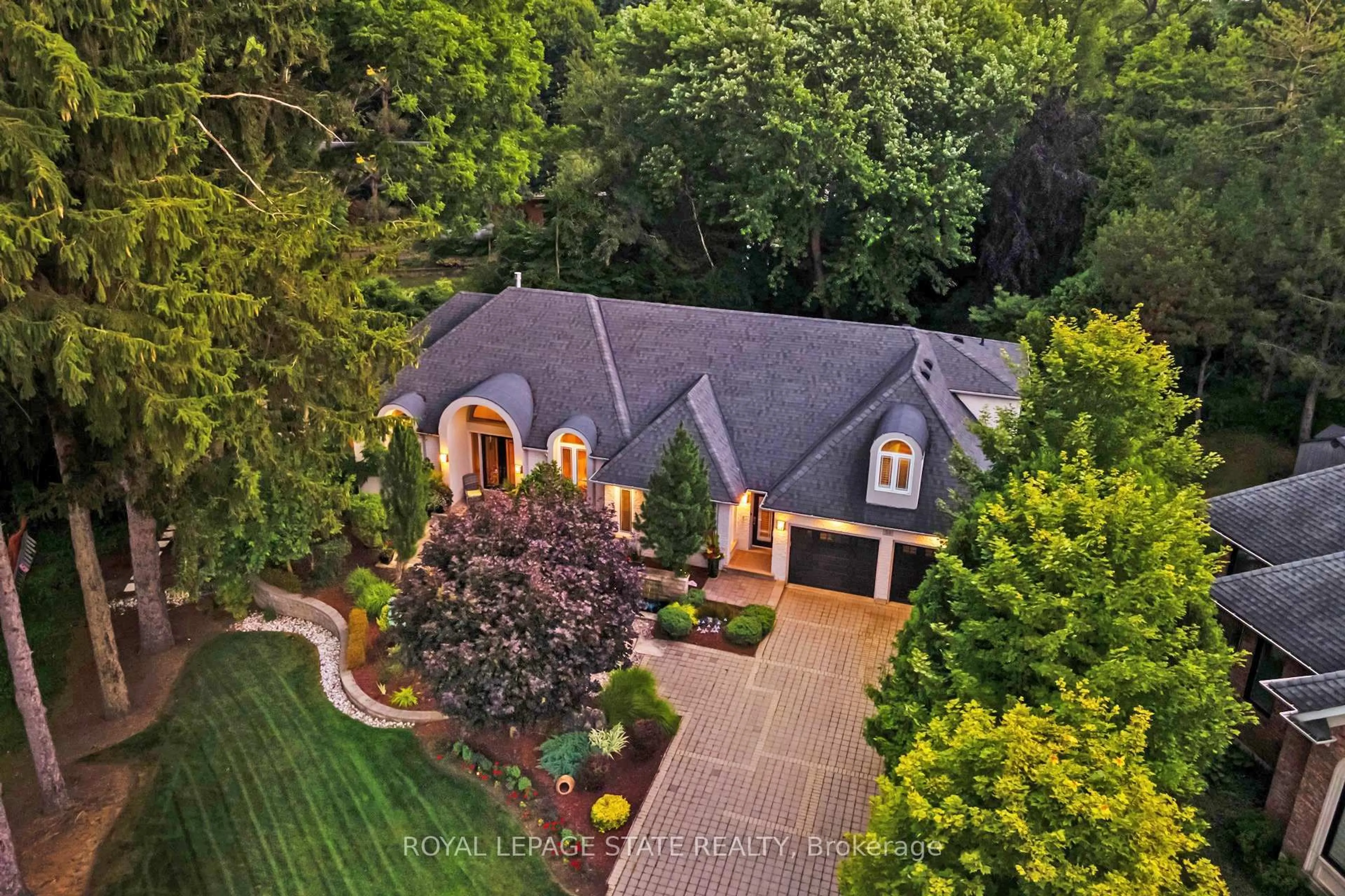 A pic from outside/outdoor area/front of a property/back of a property/a pic from drone, street for 34 Harrington Pl, Hamilton Ontario L9G 4Z2