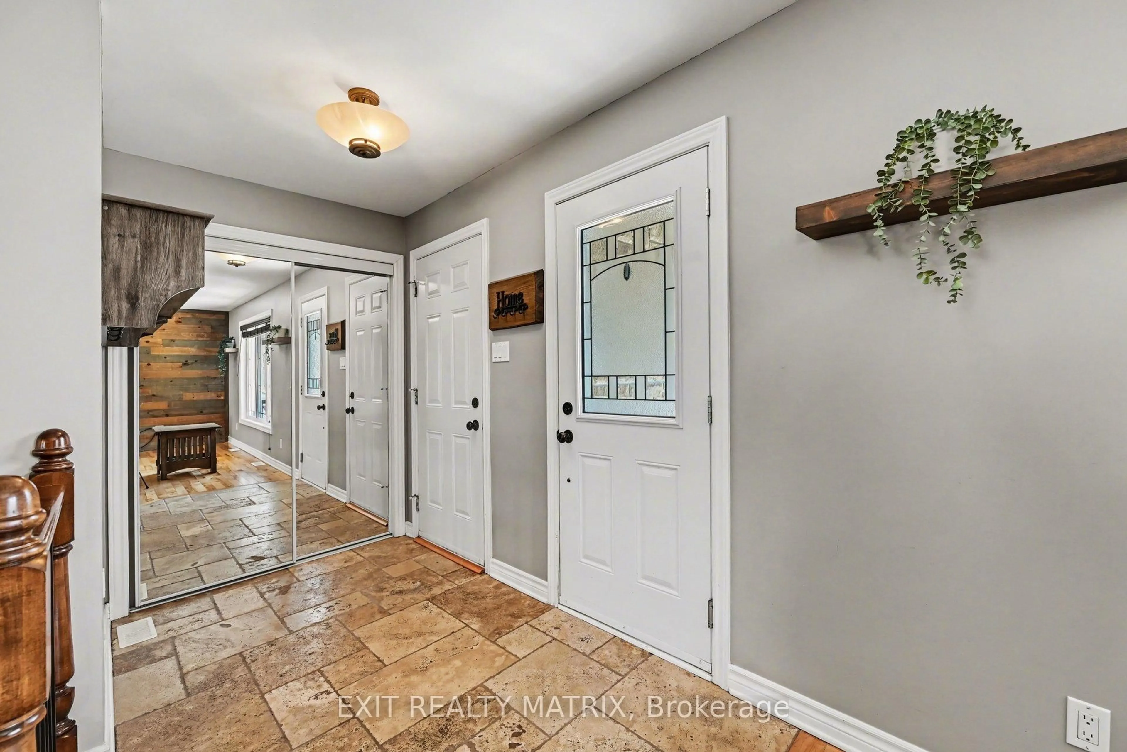 Indoor entryway for 116 Royal Crt, The Nation Ontario K0A 2M0