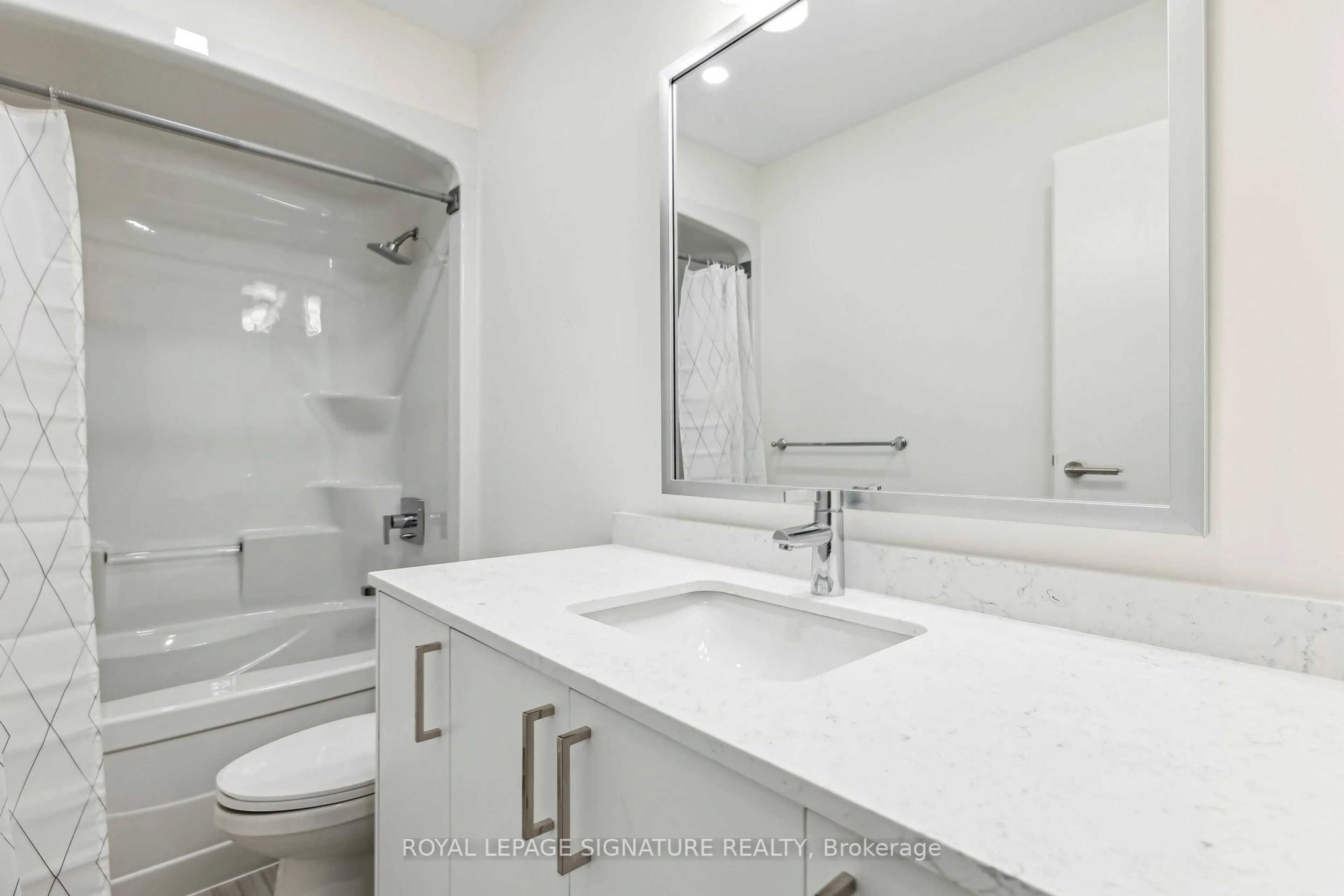 Standard bathroom, ceramic/tile floor for 123 Lincoln St #106, Welland Ontario L3C 5J7