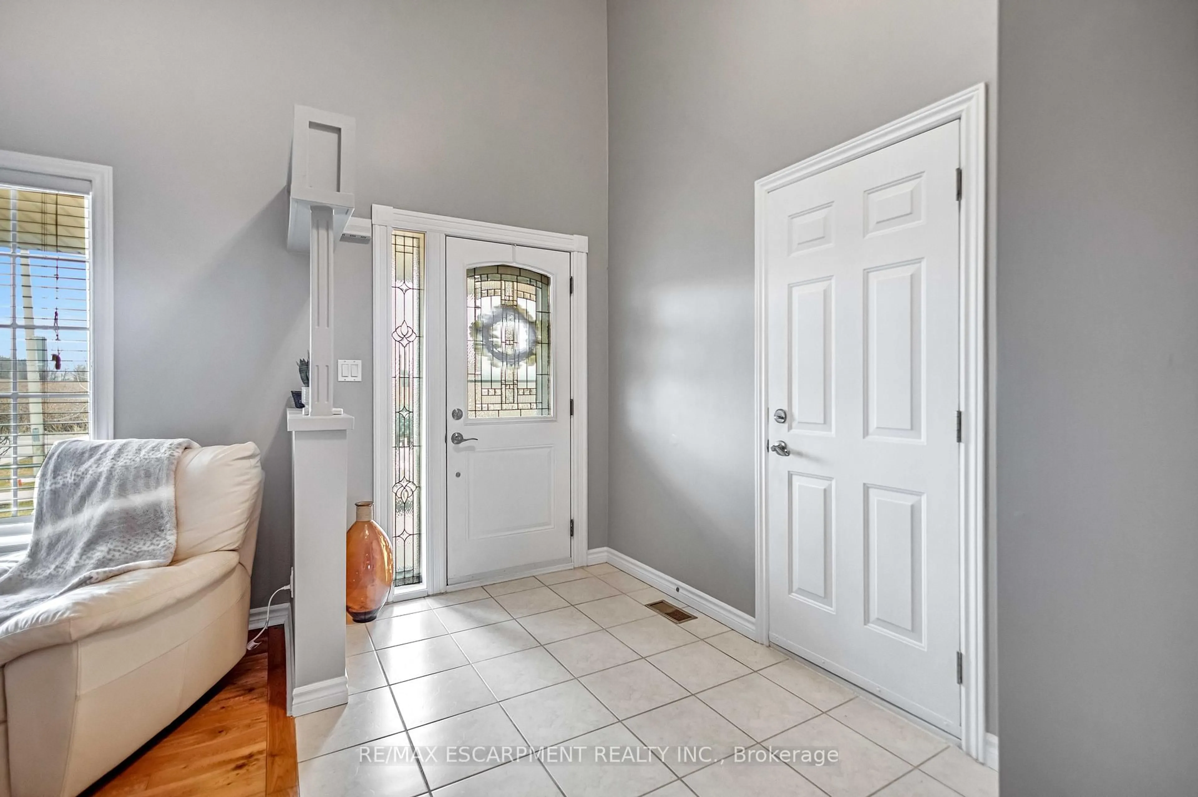 Indoor entryway for 546 Jerseyville Rd, Hamilton Ontario L9G 3L5
