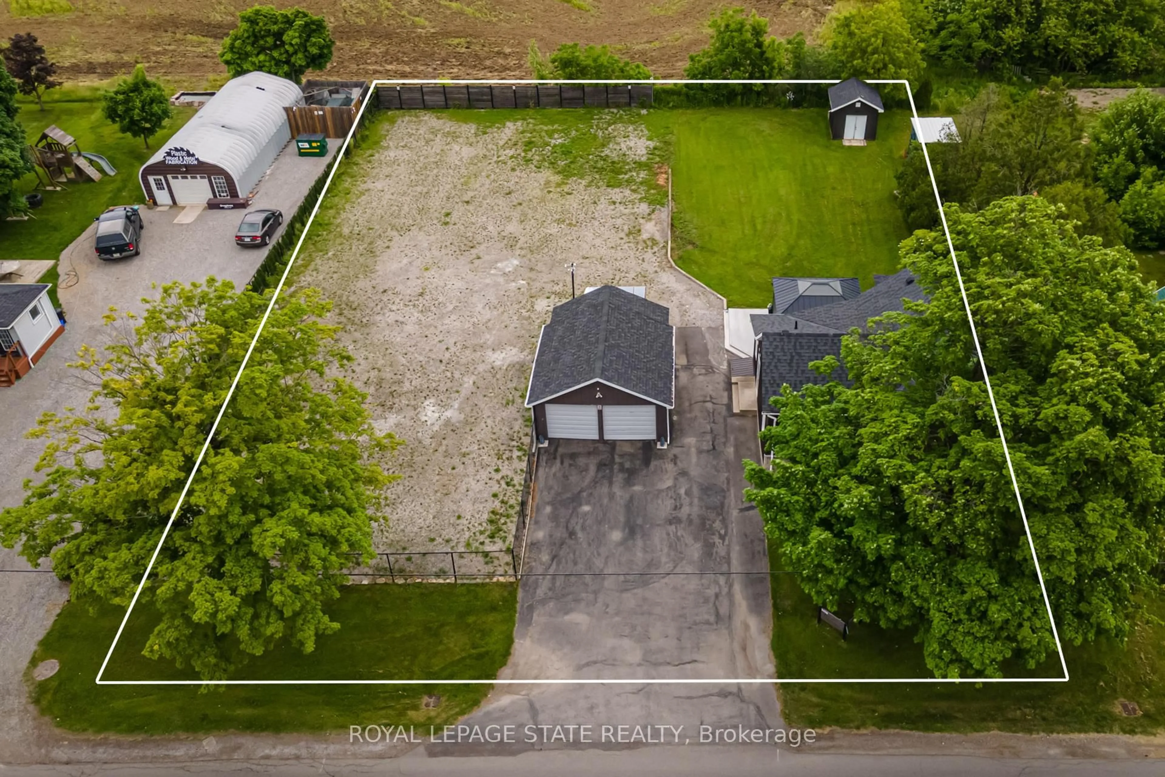 A pic from outside/outdoor area/front of a property/back of a property/a pic from drone, street for 9056 Airport Rd, Hamilton Ontario L0R 1W0
