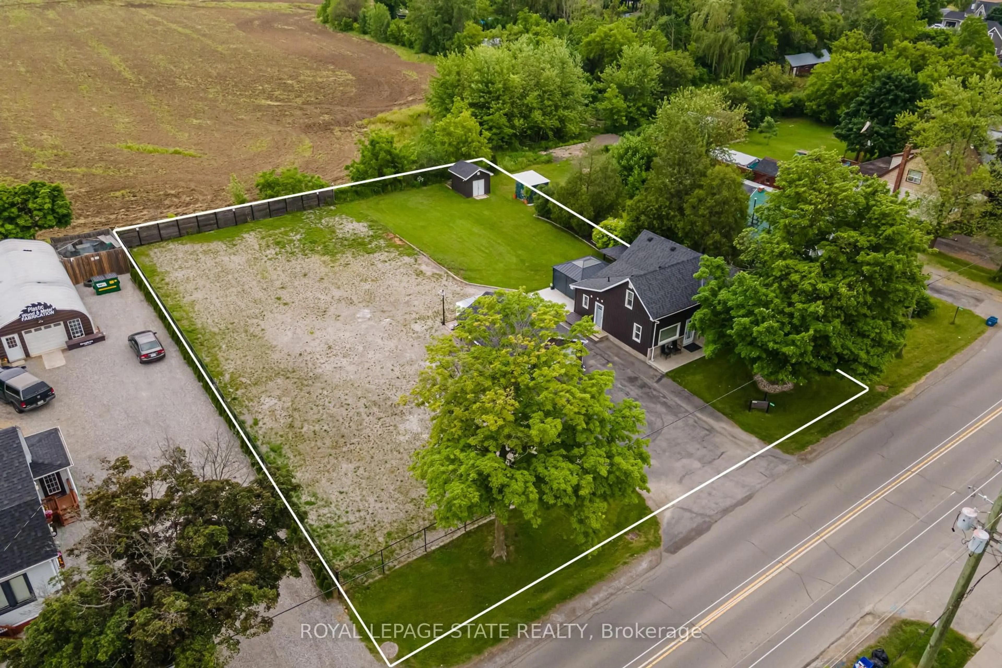 A pic from outside/outdoor area/front of a property/back of a property/a pic from drone, street for 9056 Airport Rd, Hamilton Ontario L0R 1W0